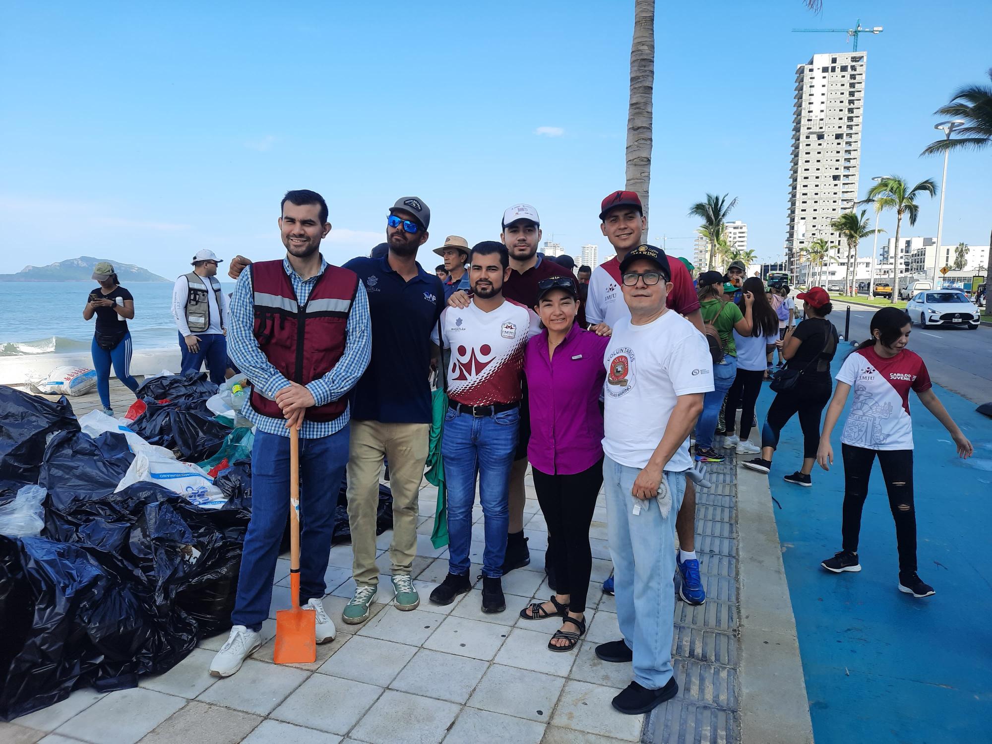 $!Se suman voluntarios a limpieza masiva de playas en Mazatlán