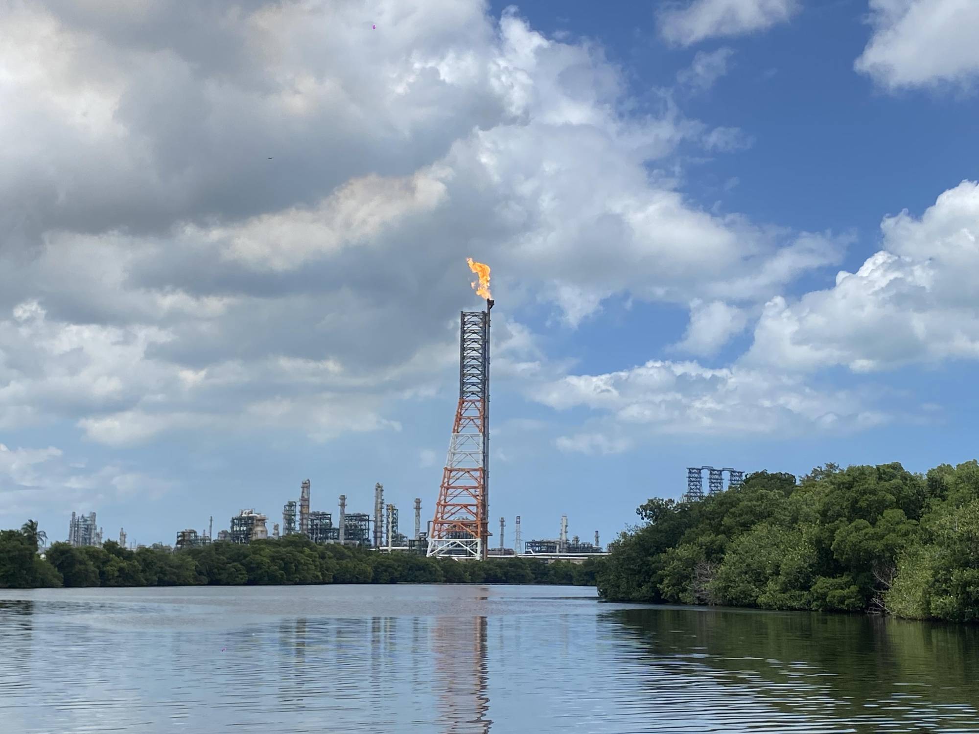 $!La Refinería está en medio de toda la comunidad.