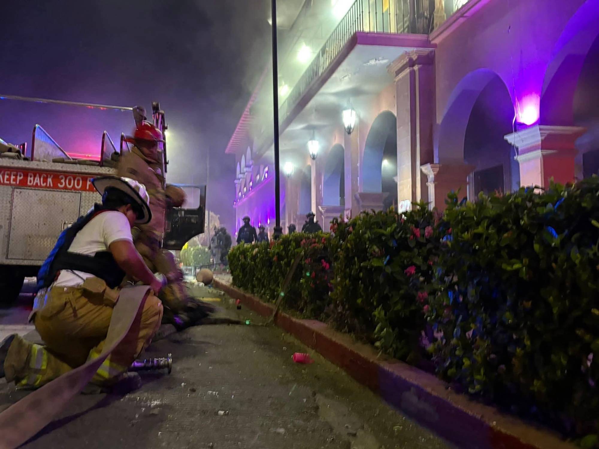 $!Incendian Palacio Municipal de Apatzingán en medio de protestas por el asesinato de Carlos Manzo