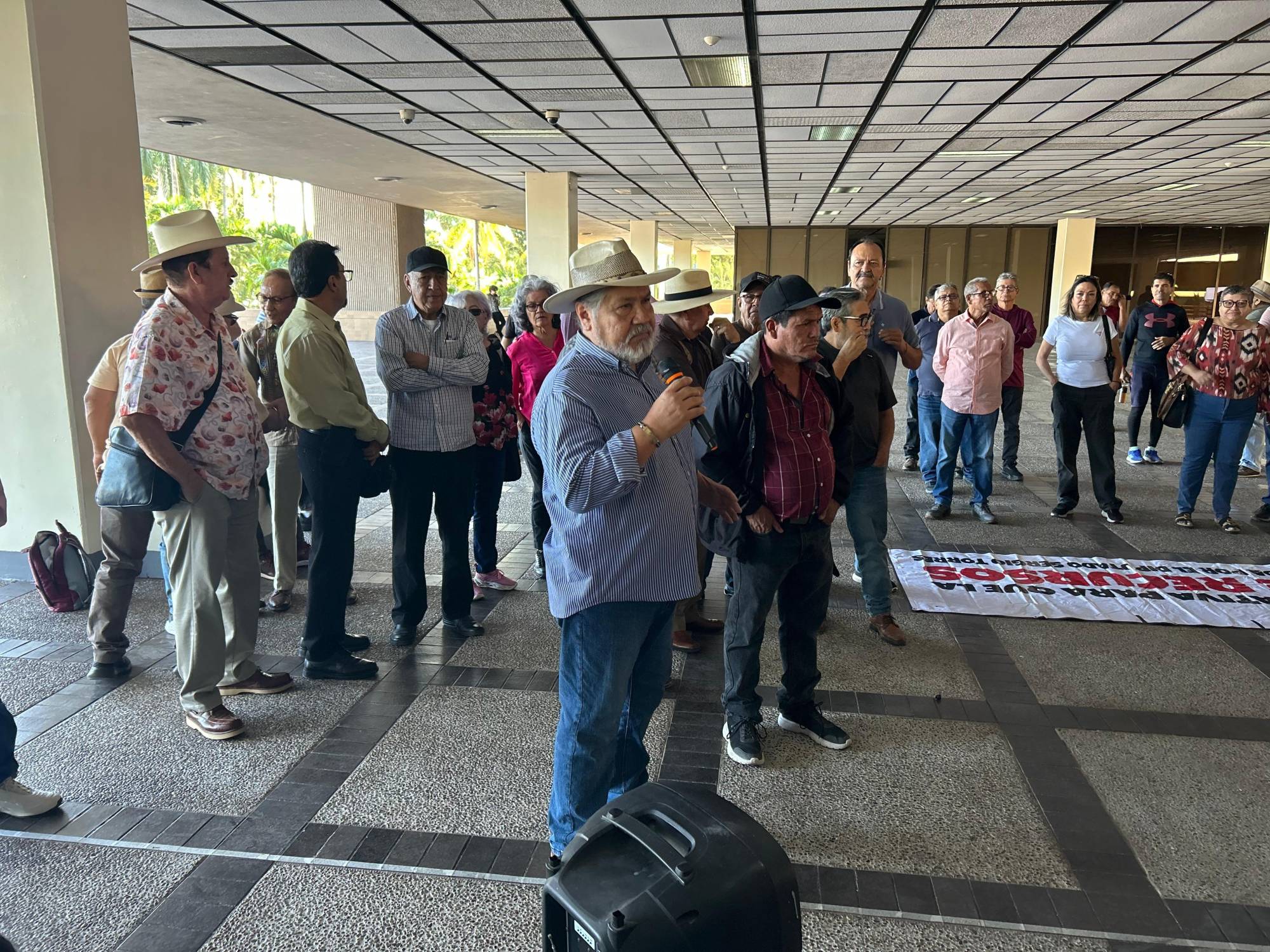 $!Protestan trabajadores de la UAS en Palacio de Gobierno por falta de aguinaldos