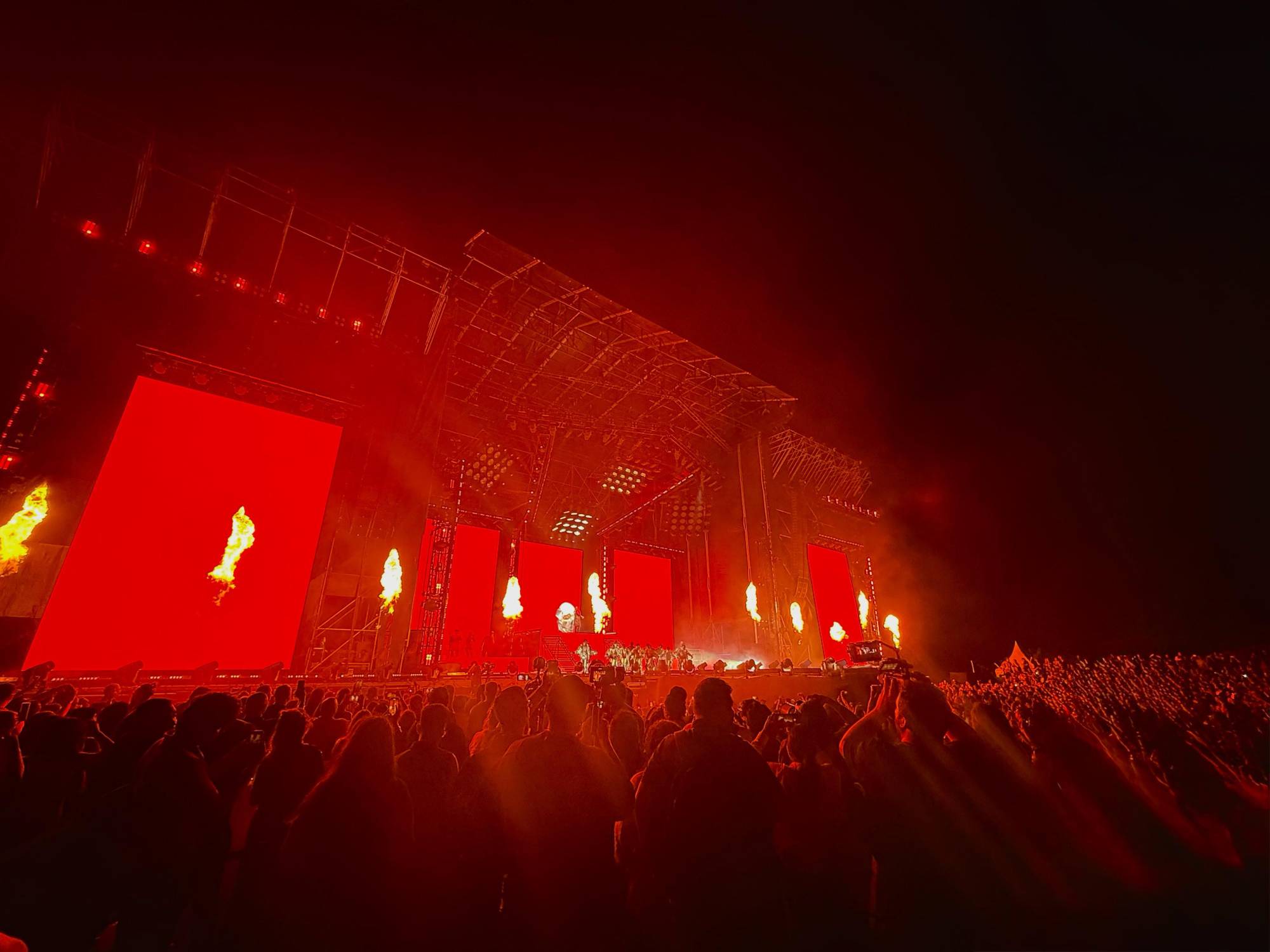 $!Su show ha sido planeado para ofrecer una experiencia sensorial única, que combina lo mejor de la música, la tecnología y el arte escénico.