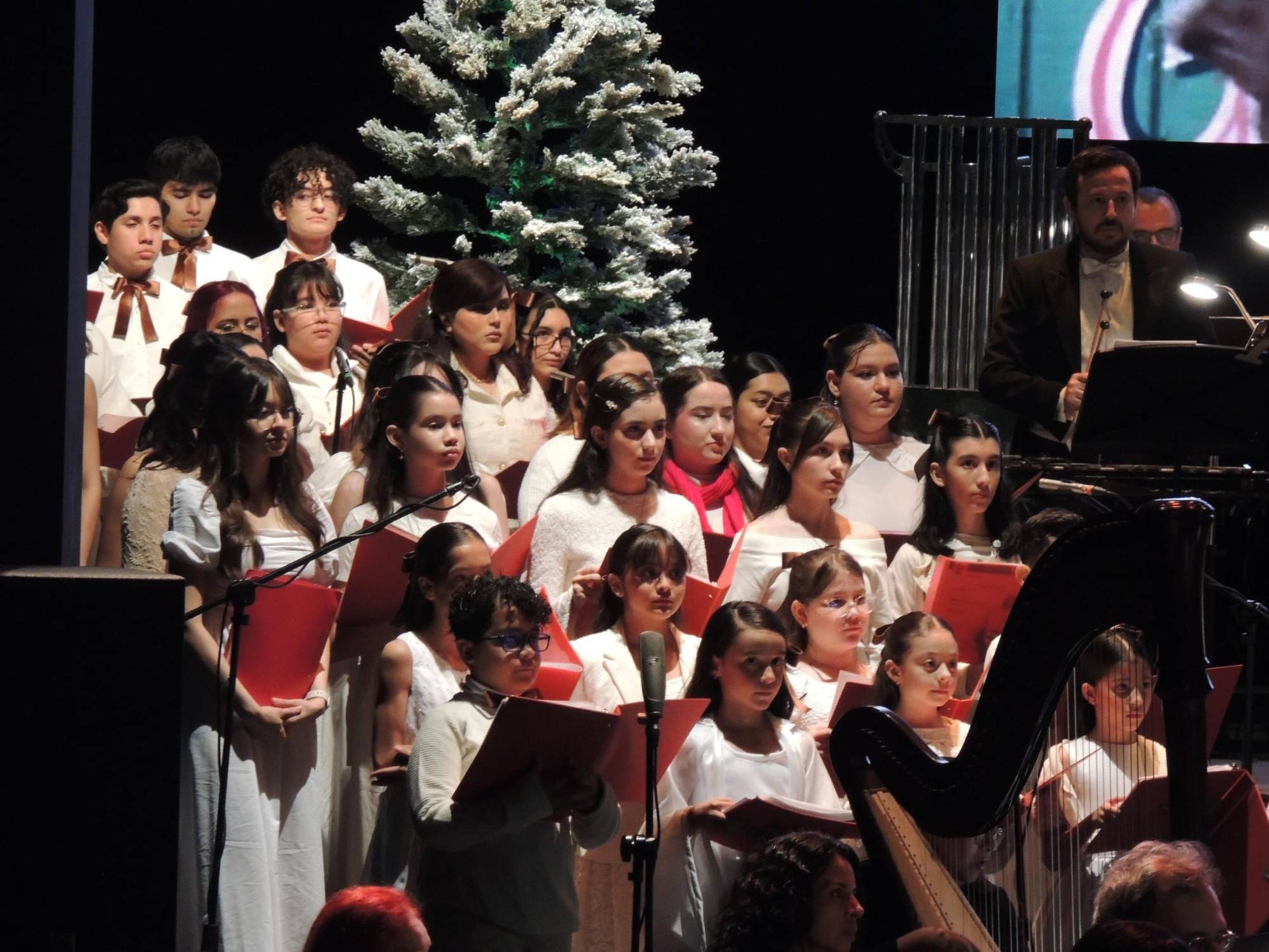 $!Varios villancicos fueron los que interpretó el Coro Infantil y Juvenil de la Casa de la Cultura de la UAS.