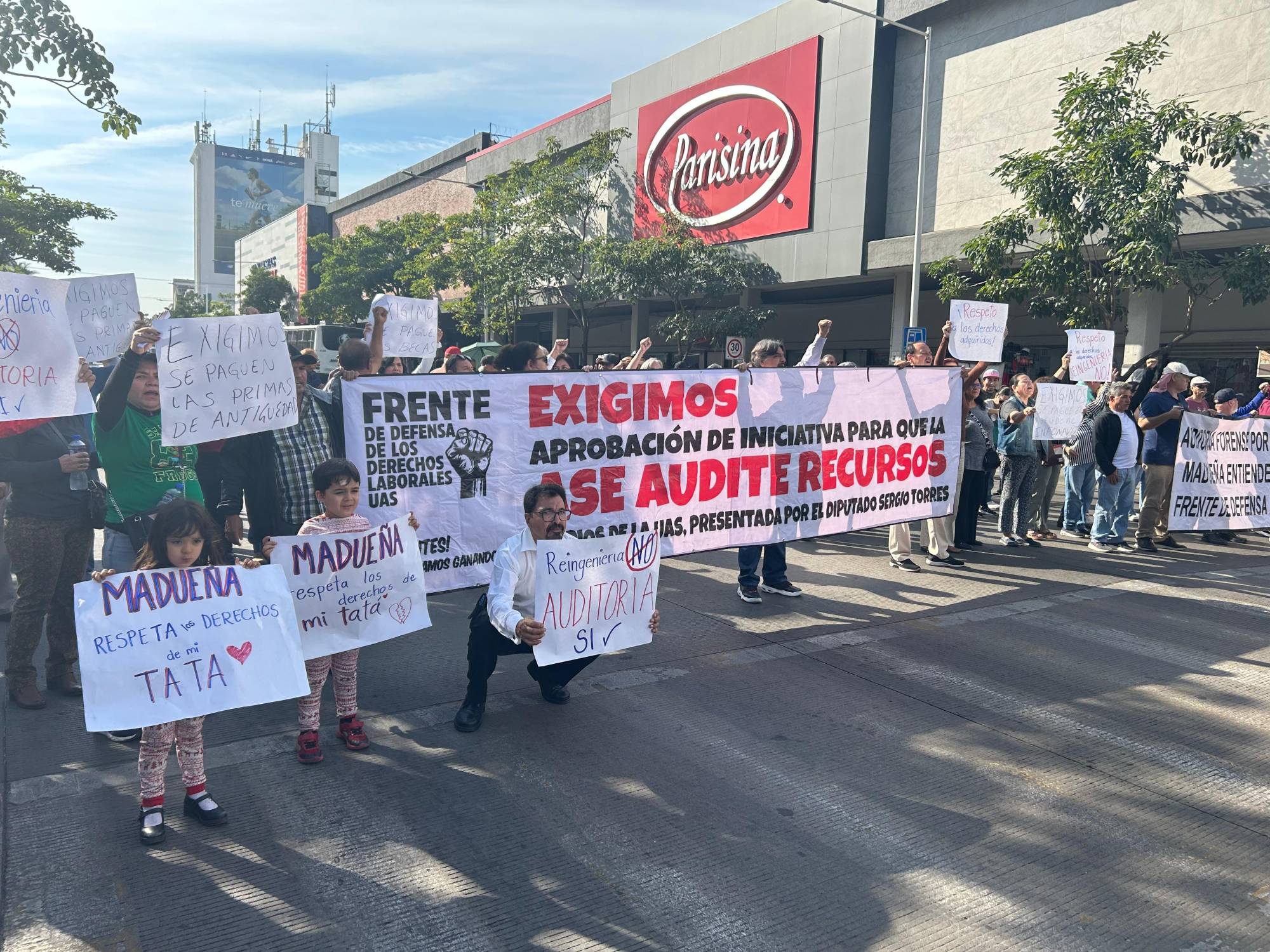 $!Trabajadores de la UAS protestan en plena víspera de Navidad para exigir auditoría forense y respeto
