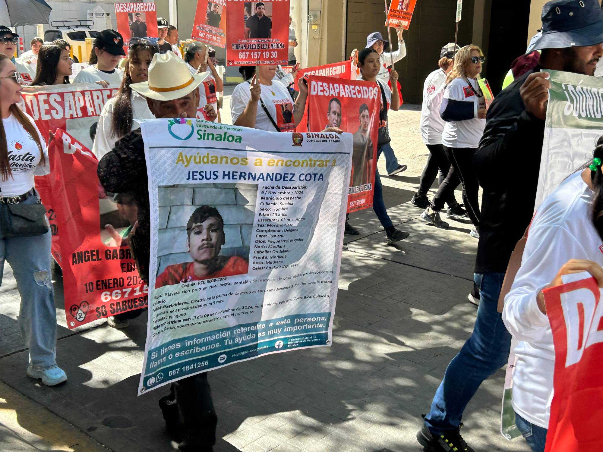 $!Marchan madres buscadoras a Fiscalía de Sinaloa previo al Día de las Madres