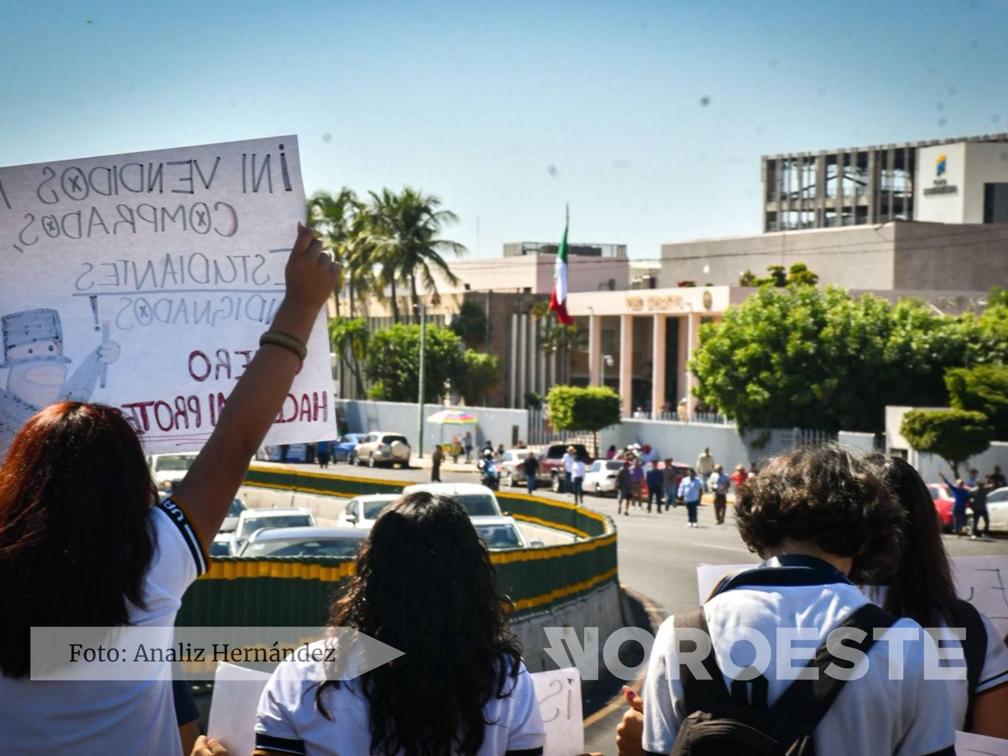 $!#Galería | Estudiantes de la UAS en Culiacán llevan protesta al Congreso de Sinaloa