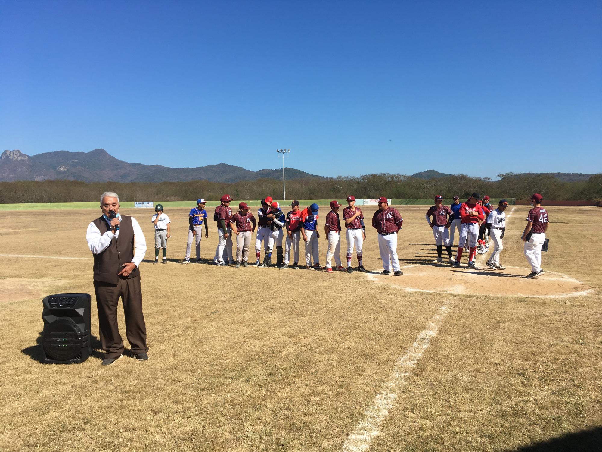 $!Club Deportivo El Roble celebra Juego de Estrellas, donde reconocen a lugareños distinguidos