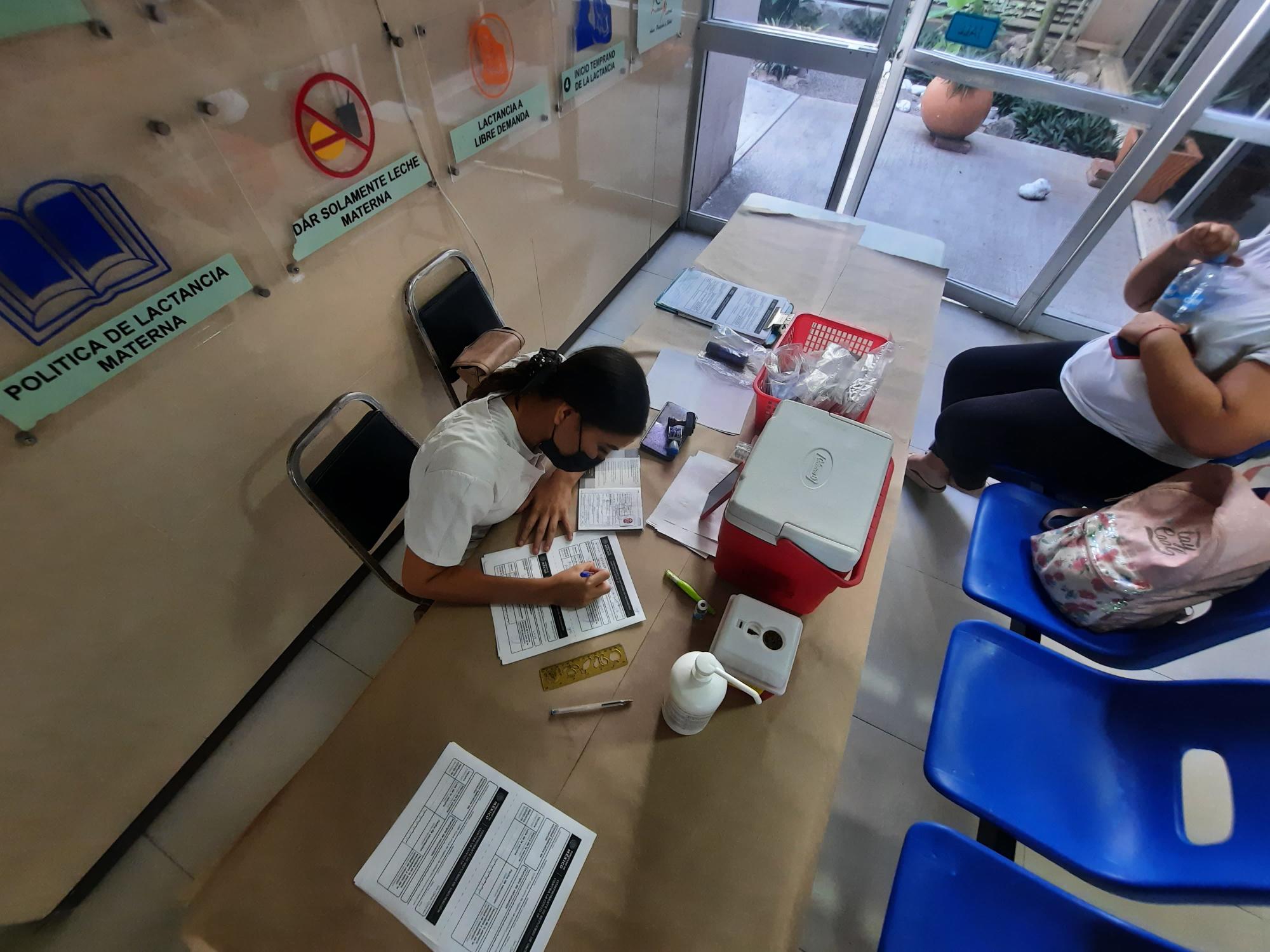 $!Llaman a vacunarse contra el Covid-19; permanecen abiertos módulos en unidades del IMSS