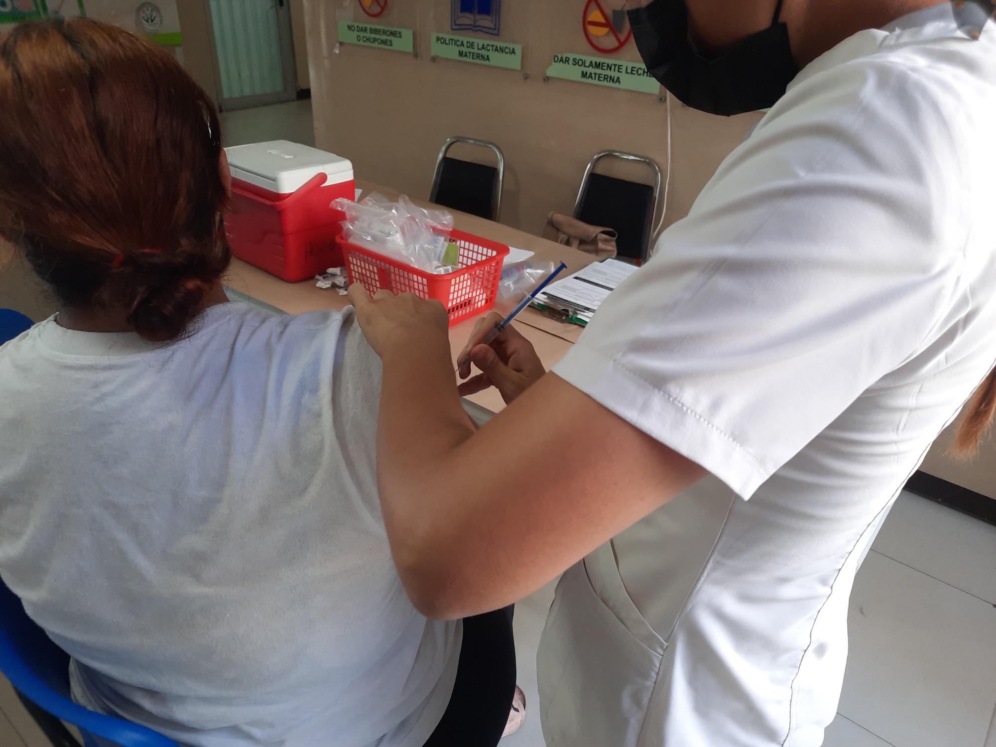 $!Llaman a vacunarse contra el Covid-19; permanecen abiertos módulos en unidades del IMSS