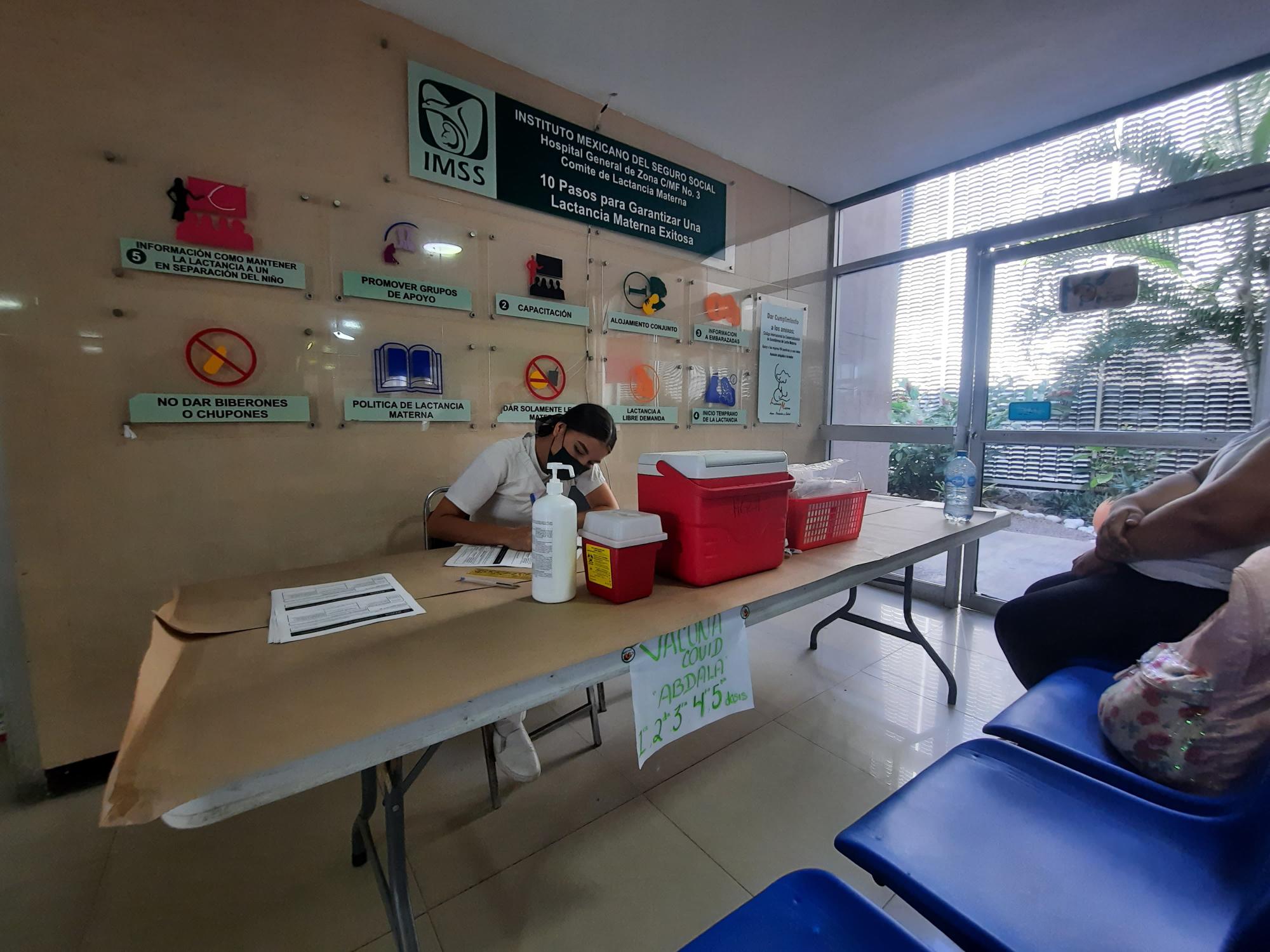 $!Llaman a vacunarse contra el Covid-19; permanecen abiertos módulos en unidades del IMSS