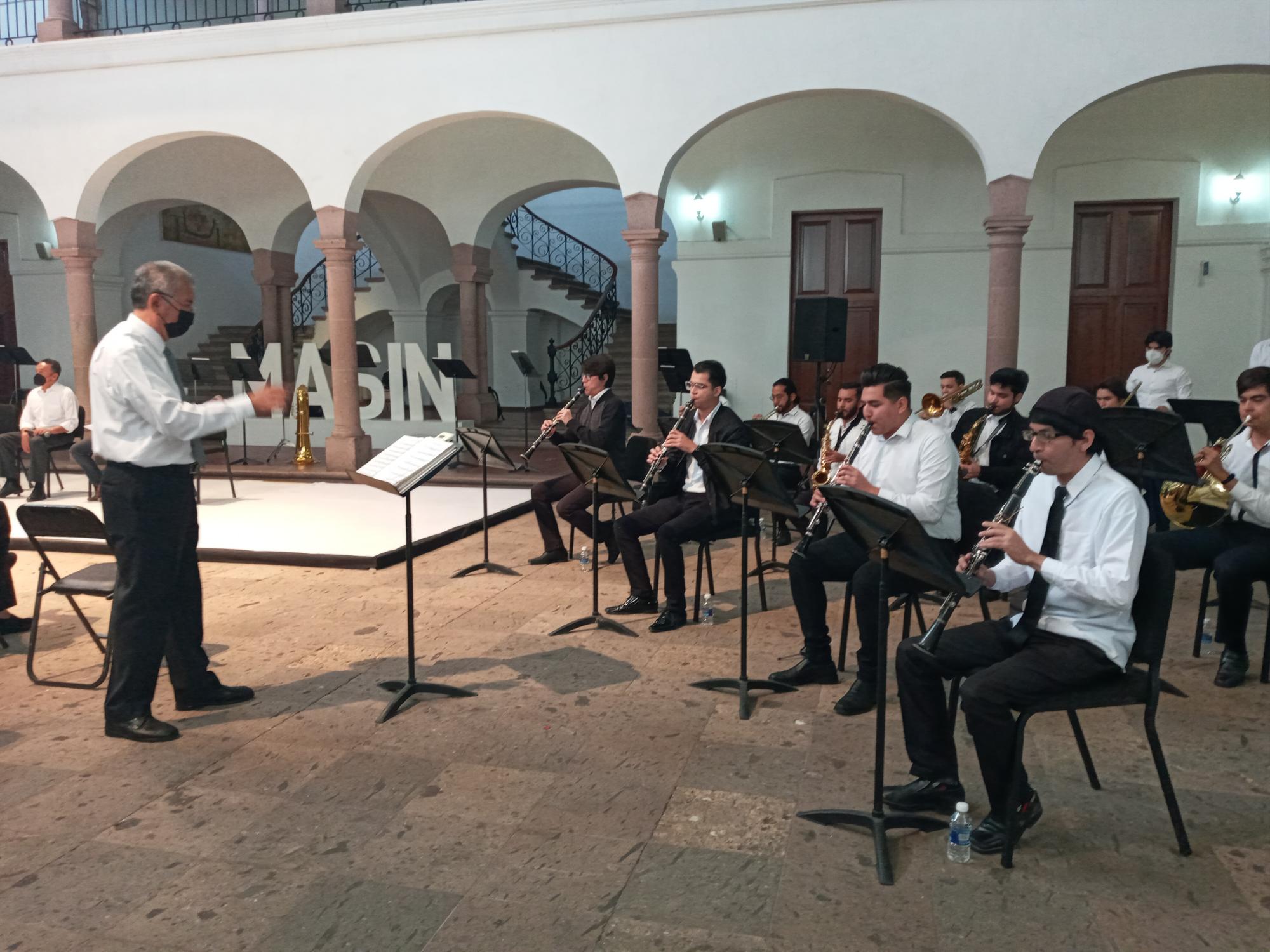 $!El maestro Baltazar Hernández, interpreta con el grupo de jóvenes la pieza Brisas de Mocorito.