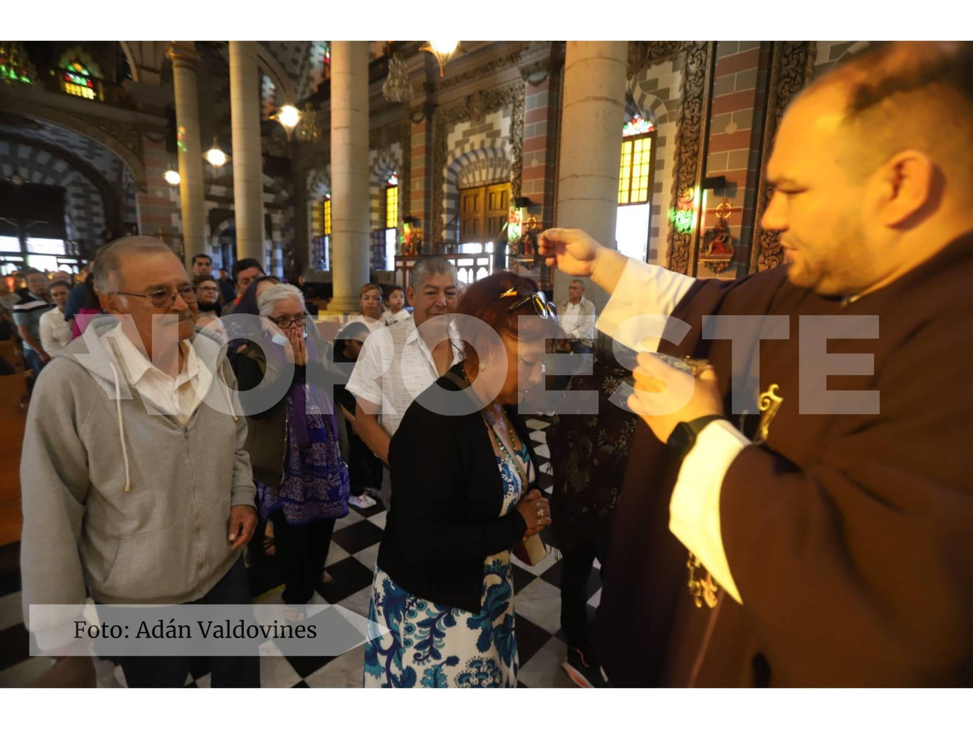 $!Cumplen feligreses con el Miércoles de Ceniza en Mazatlán