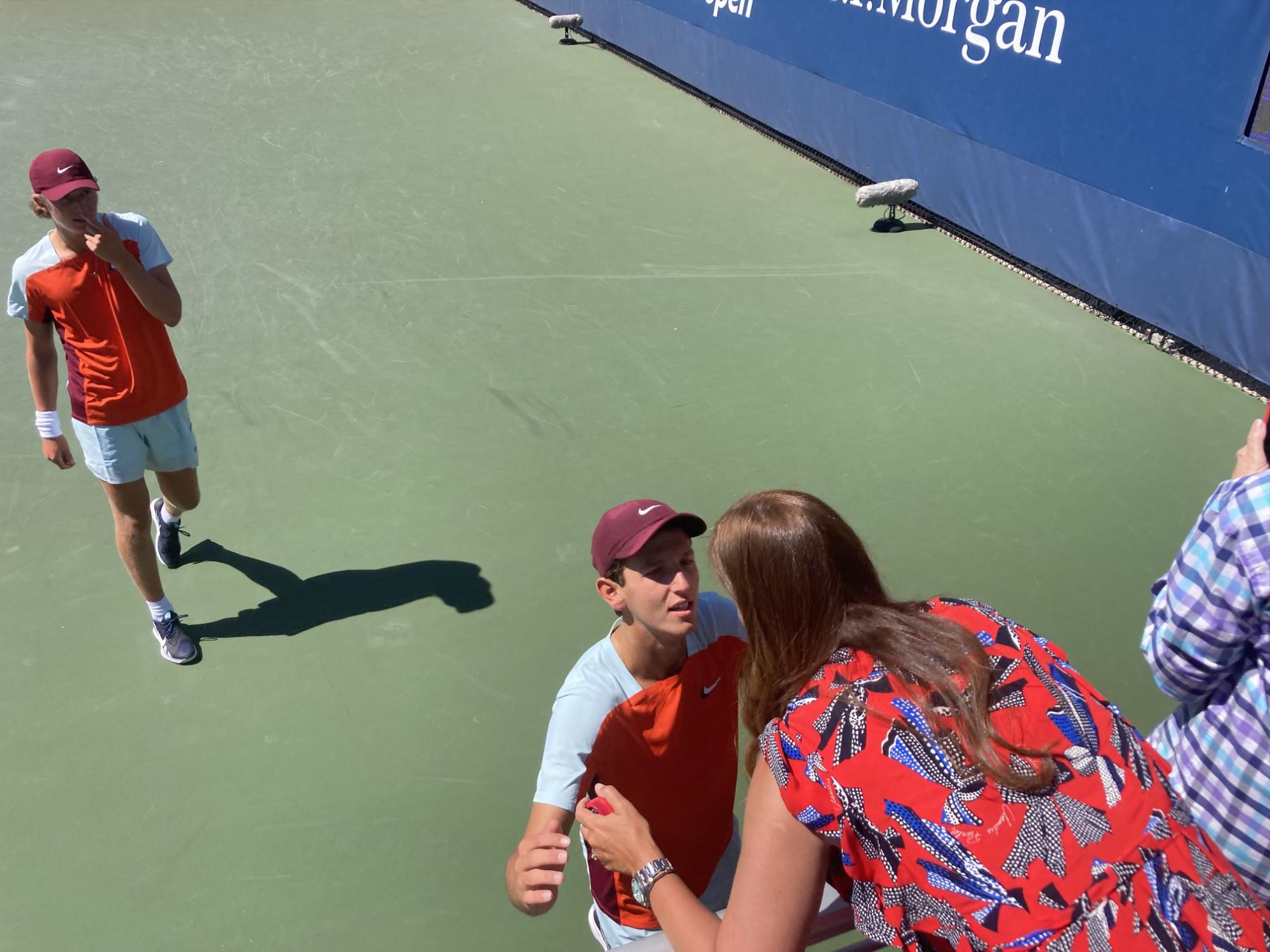 $!La ex tenista Mary Joe Fernandez abraza a su hijo Nicholas Godsick tras avanzar.