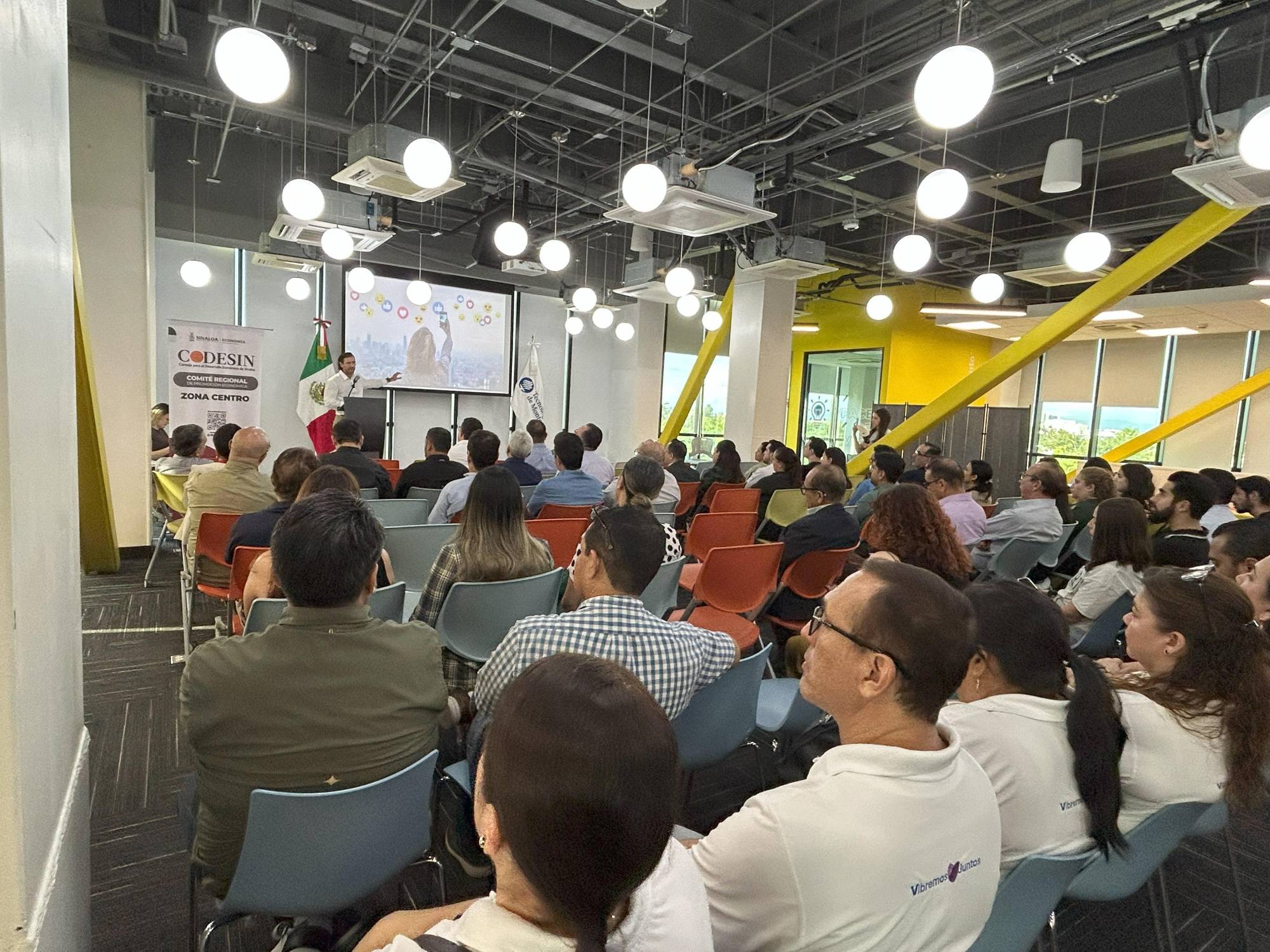 $!El público escuchó atento el diagnóstico.