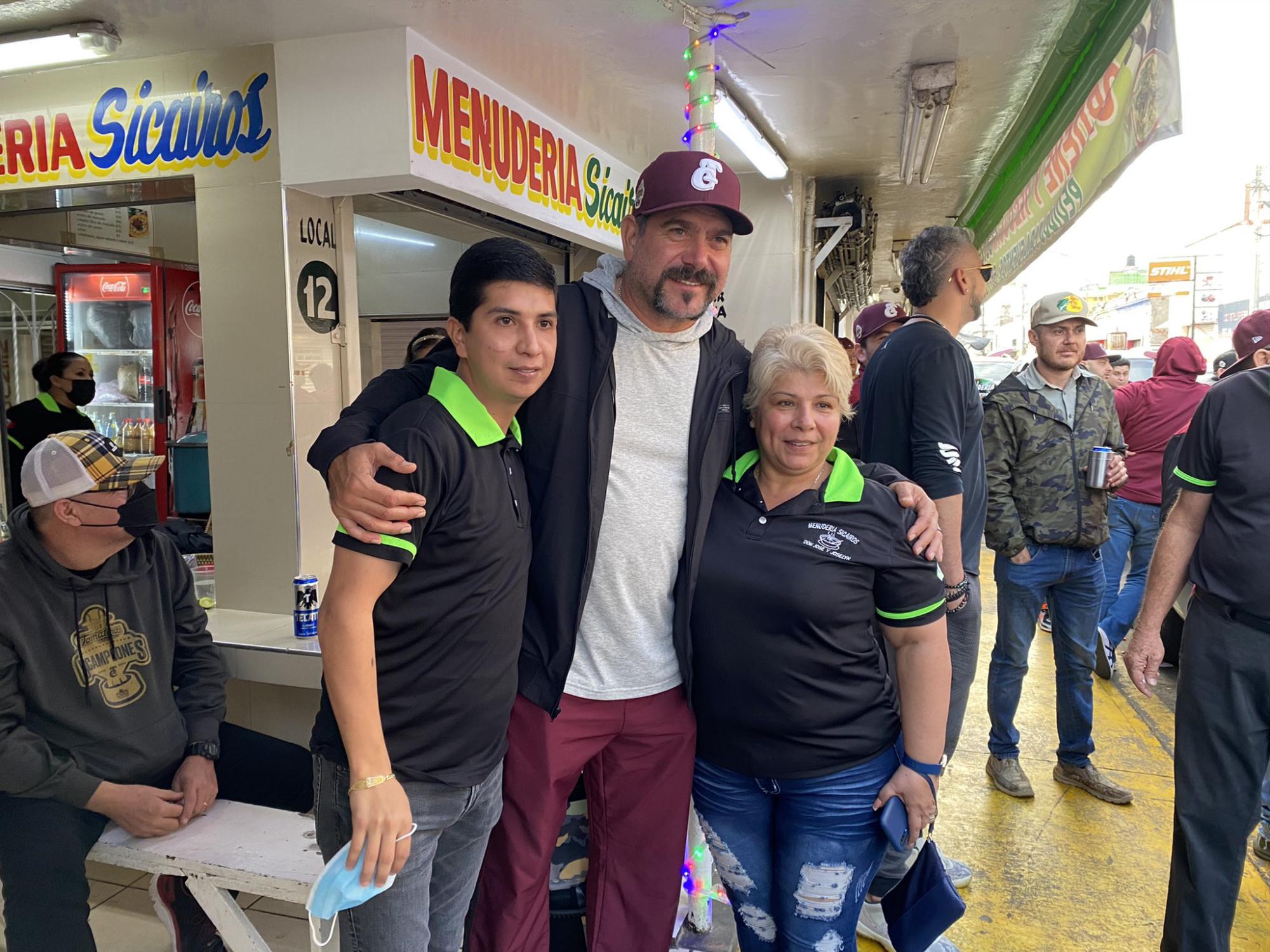 $!Benjamín Gil y los guindas se tomaron fotos con la afición en el Mercadito.