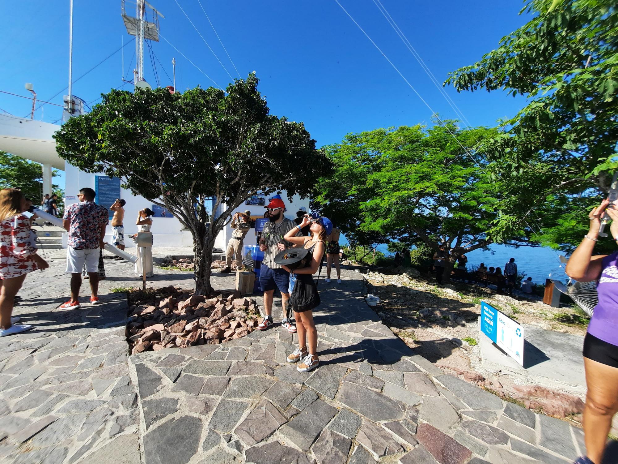 $!Desde el Faro Mazatlán, turistas y locales observan eclipse solar