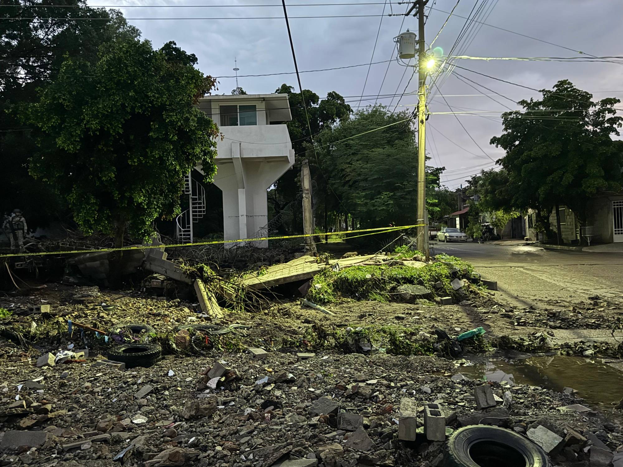 $!Derriban lluvias barda en la Novena Zona Militar de Culiacán
