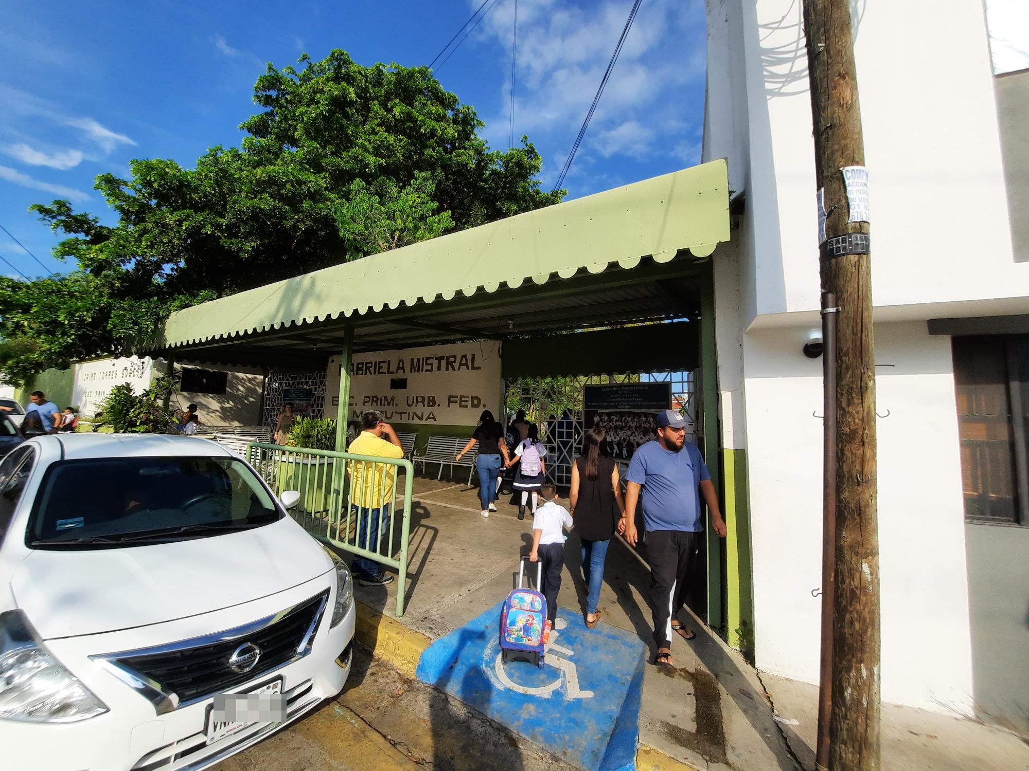 $!Inicia el ciclo escolar 2023-2024 y se agudiza el tráfico en Mazatlán