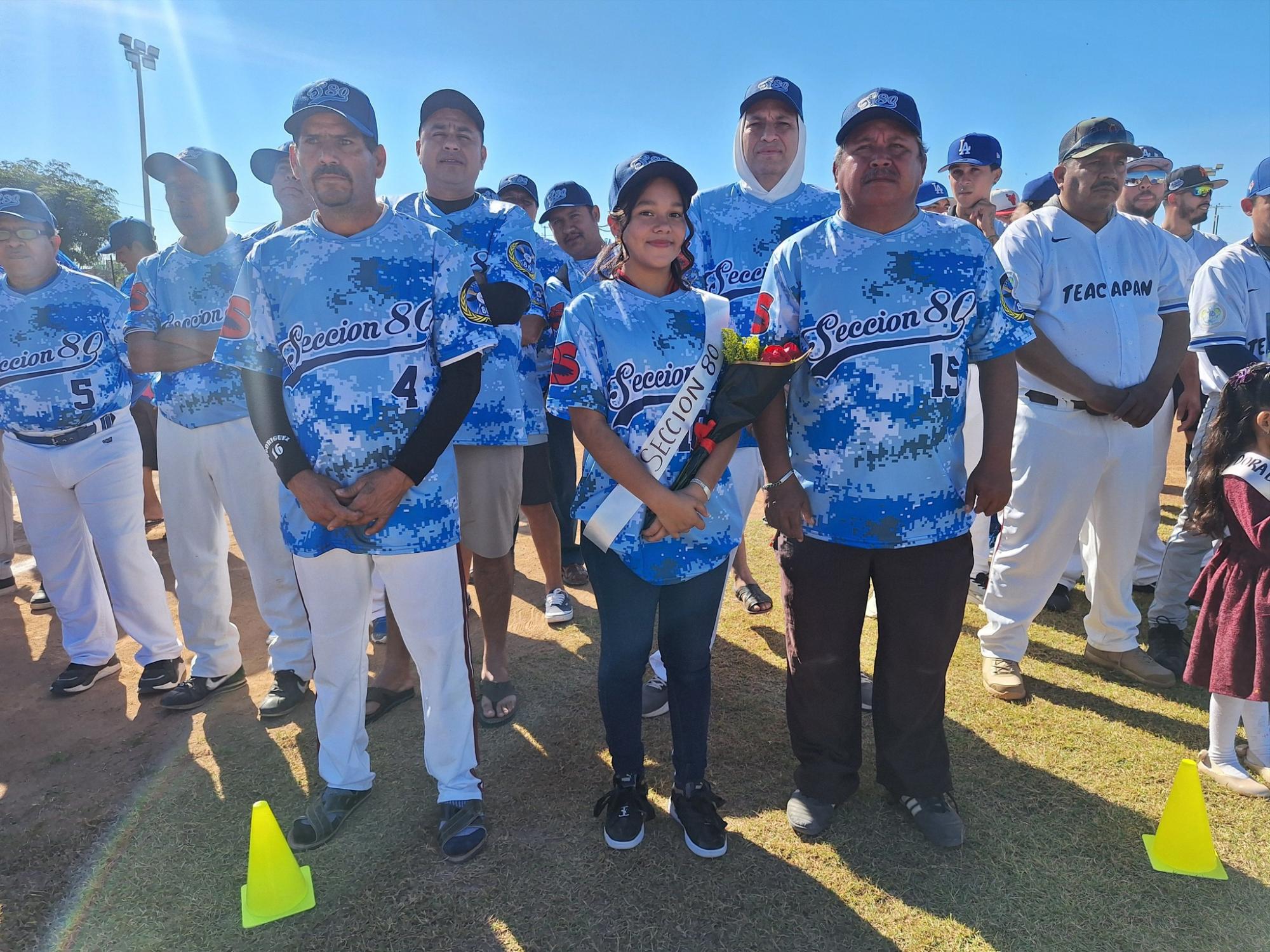 $!Adrián Ulises Hernández lanza la primera bola en inauguración de Ligas de Beisbol de Escuinapa