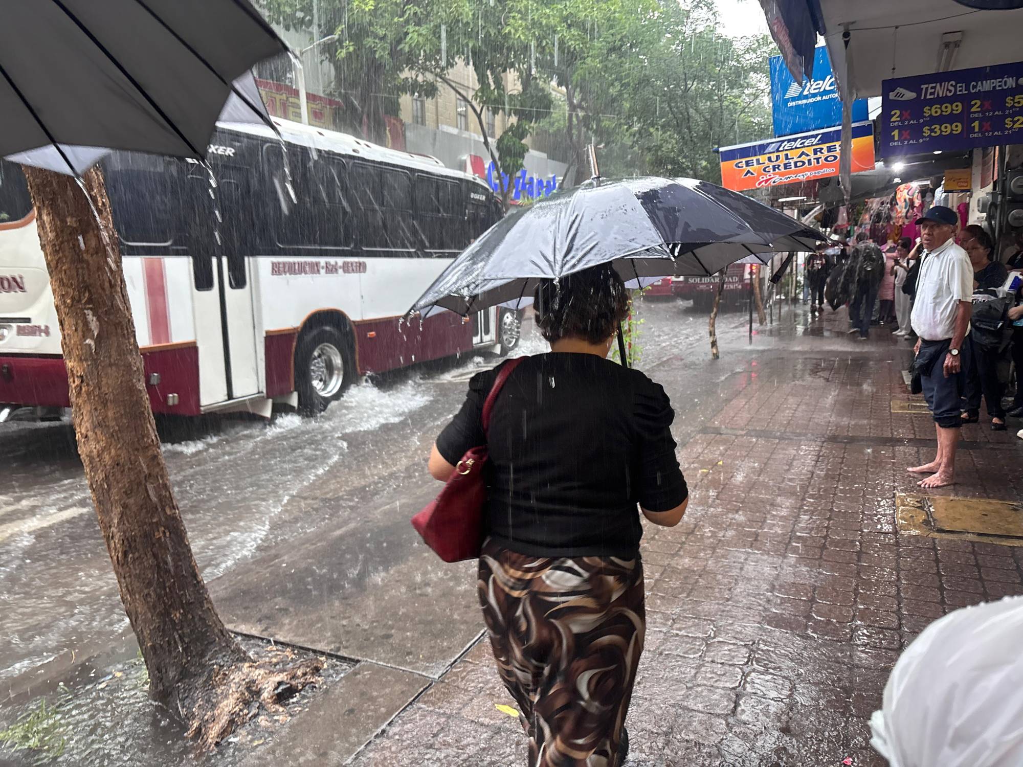$!Intensa lluvia cae sobre Culiacán; PC llama a extremar precauciones