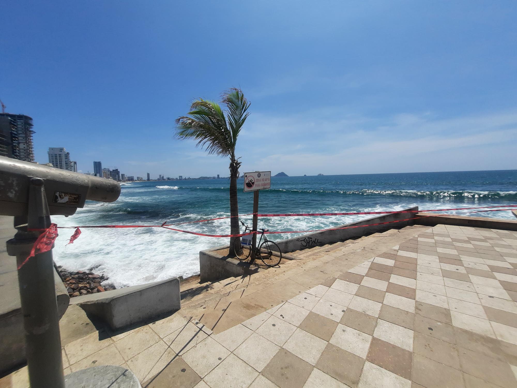 $!Mantienen cerrado acceso a playas por zanja rocosa y marea alta en Mazatlán