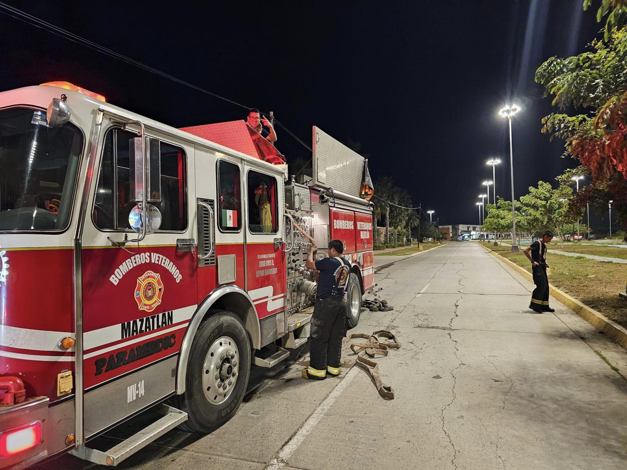 $!Vive Mazatlán otra jornada de incendios que dejan cuantiosos daños materiales