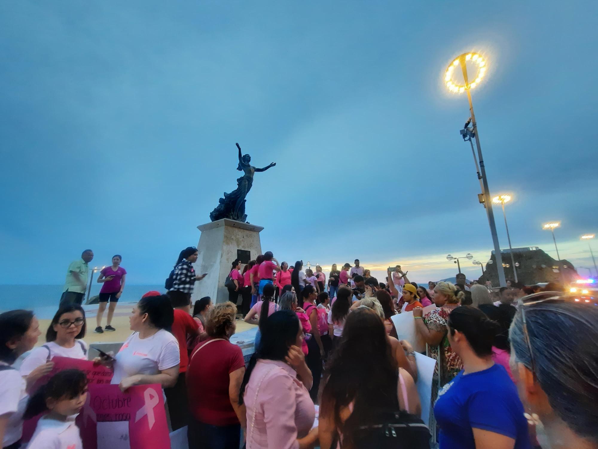 $!Marchan en Mazatlán en pro a la prevención al cáncer de mama