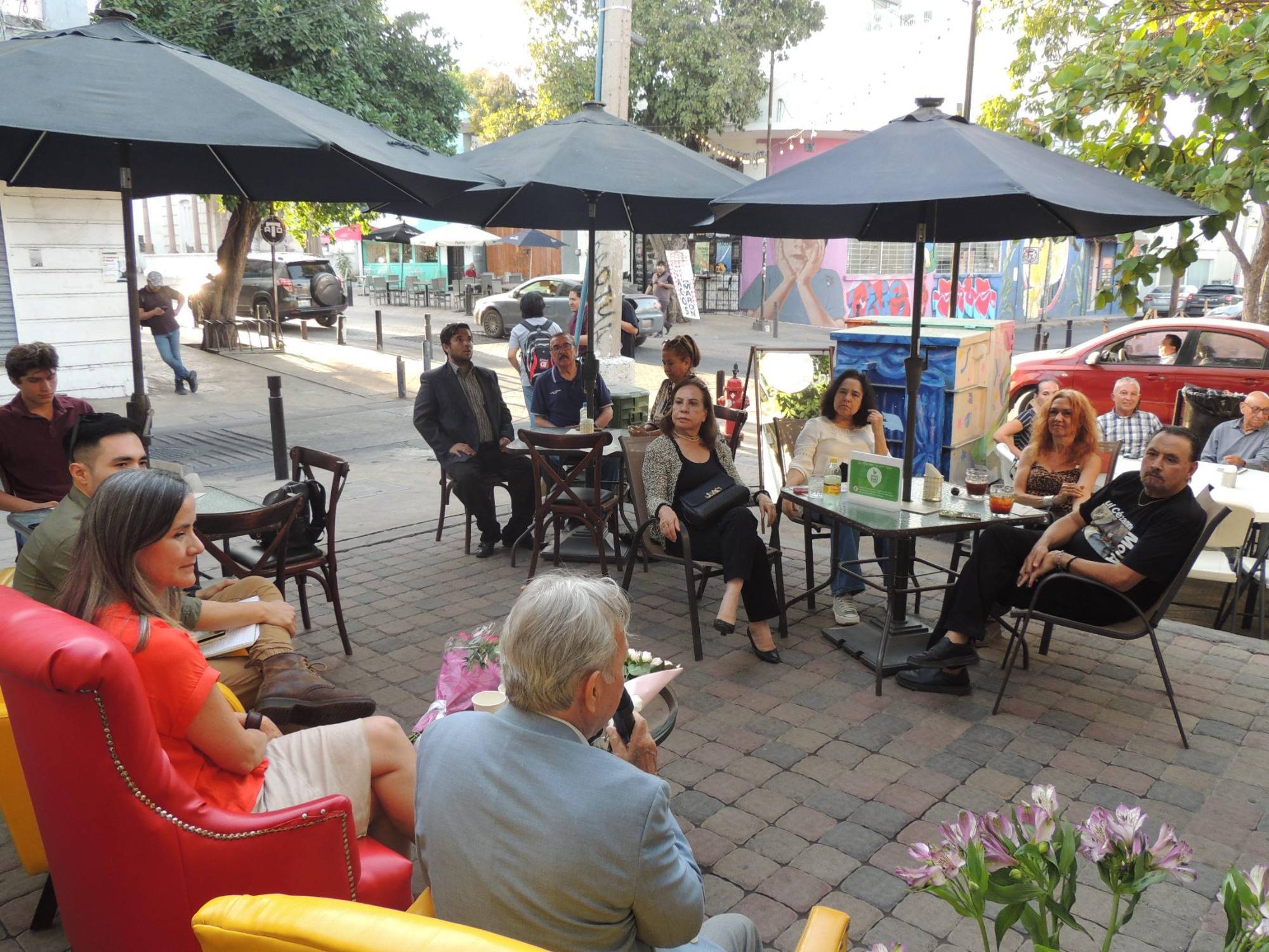 $!El libro se presentó en conocido café del centro histórico de la ciudad.
