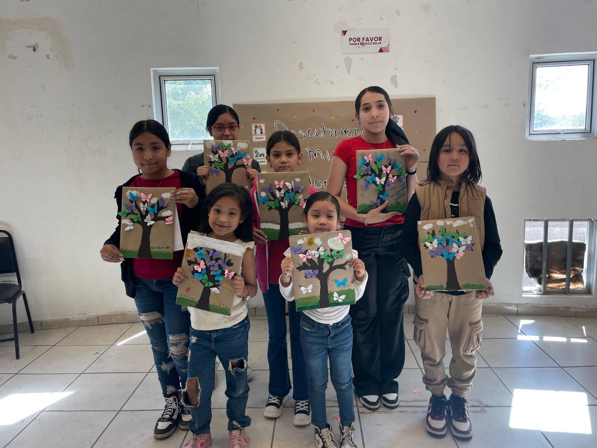 $!Los alumnos crearon su propio árbol con mariposas.