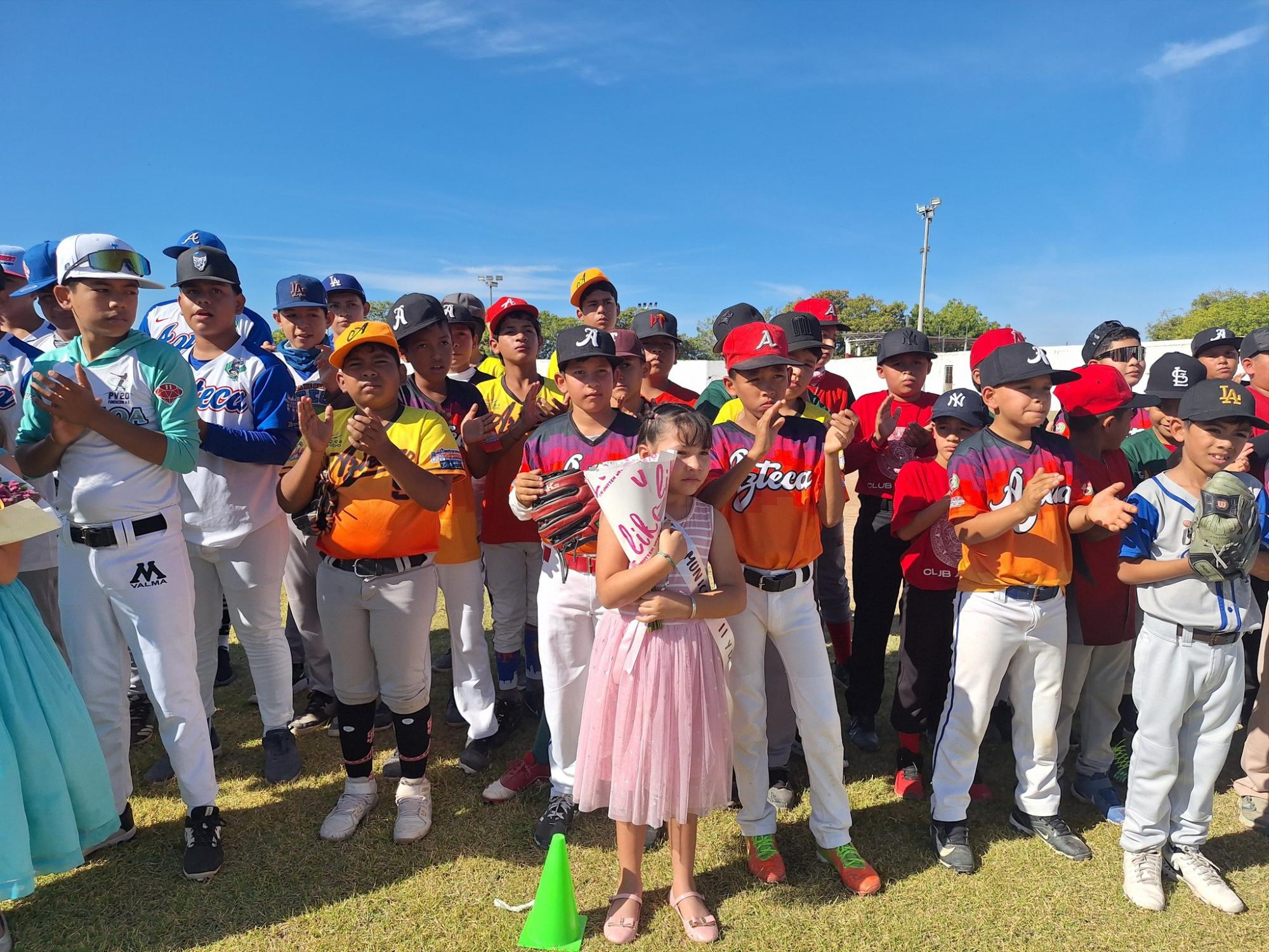 $!Adrián Ulises Hernández lanza la primera bola en inauguración de Ligas de Beisbol de Escuinapa
