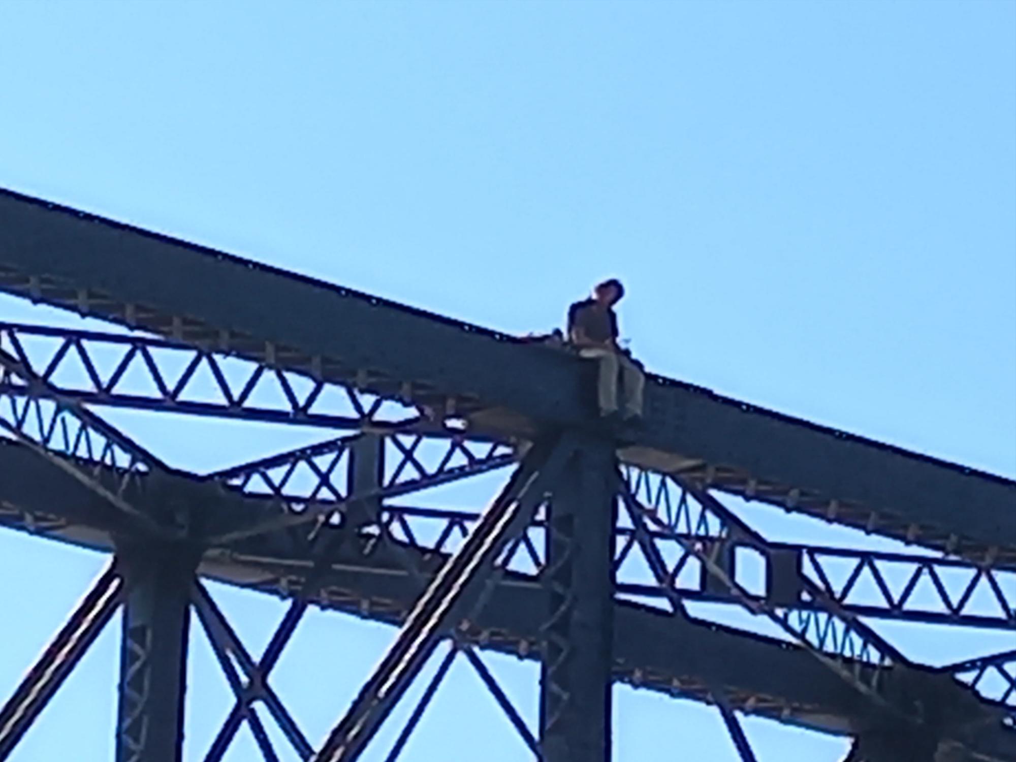 $!Hombre se sube al Puente Negro de Culiacán
