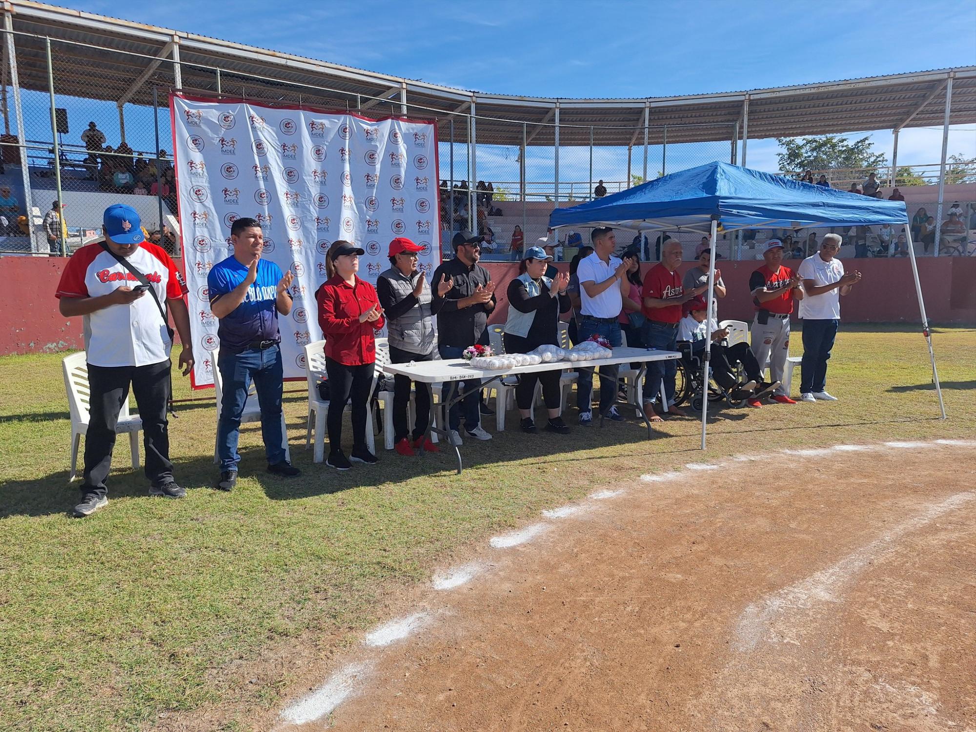 $!Adrián Ulises Hernández lanza la primera bola en inauguración de Ligas de Beisbol de Escuinapa