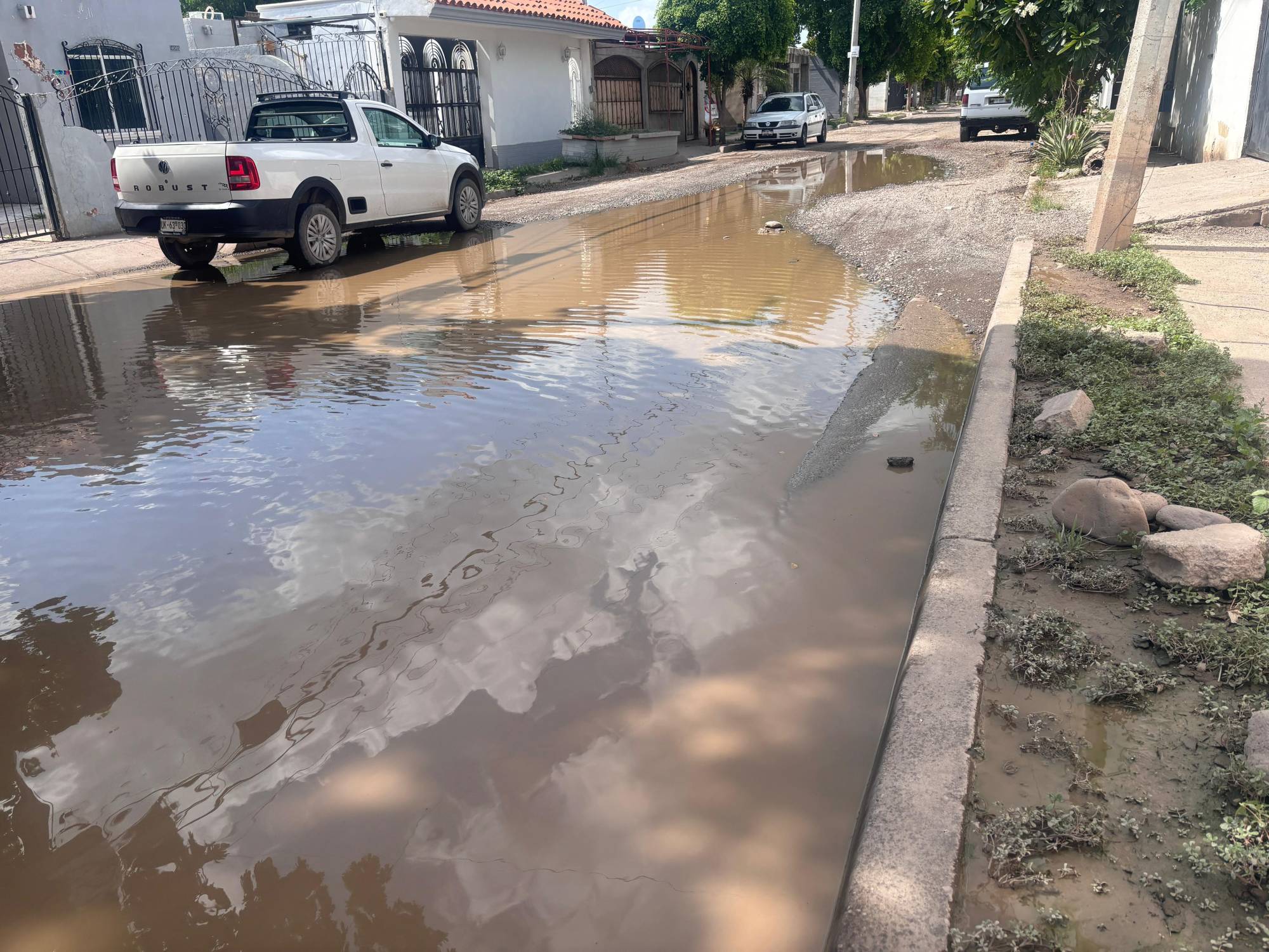 $!Vecinos de Campo Bello en Culiacán padecen encharcamientos persistentes por falta de pavimentación