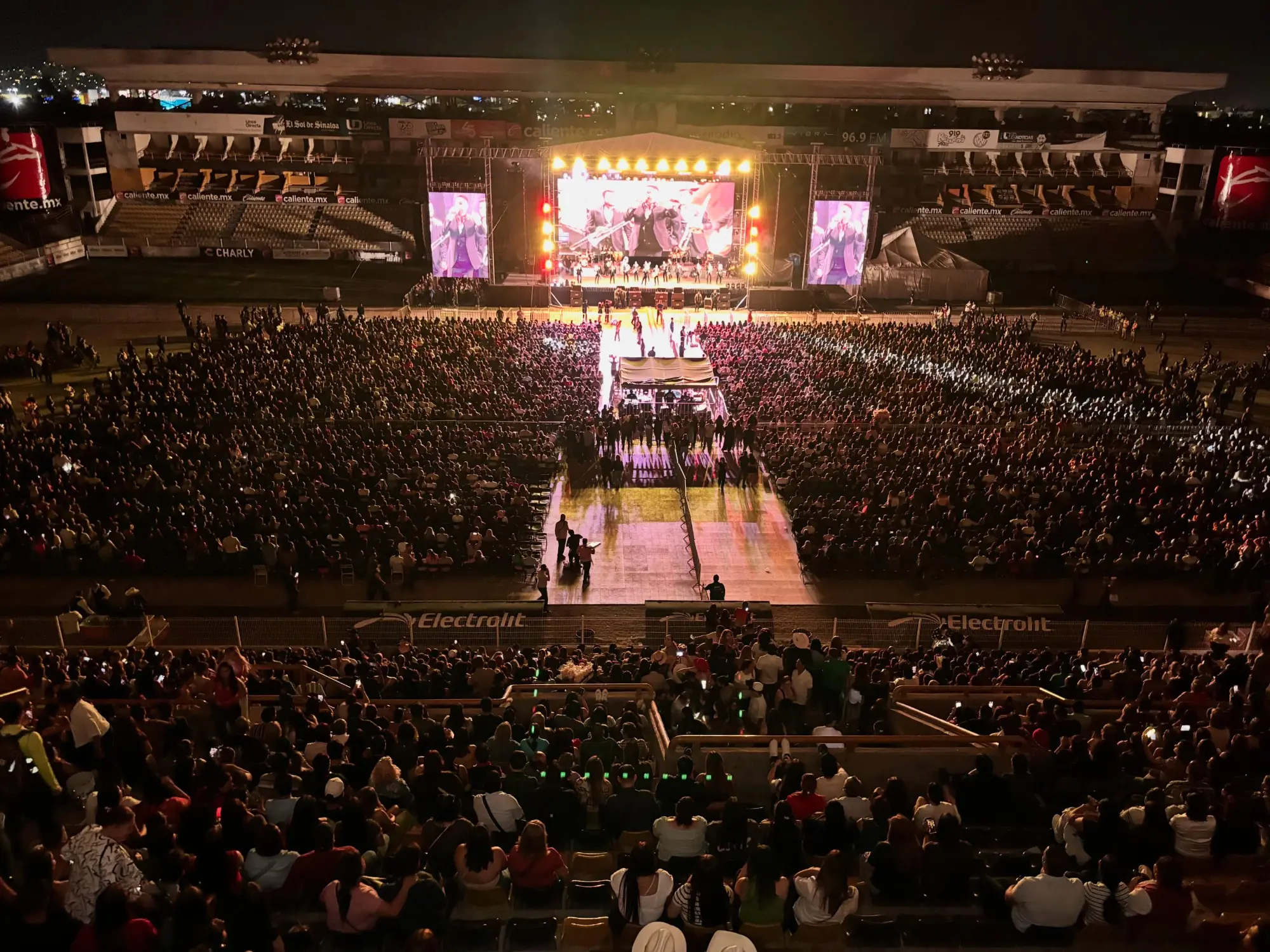 $!Fans de la agrupación llenan el estadio.