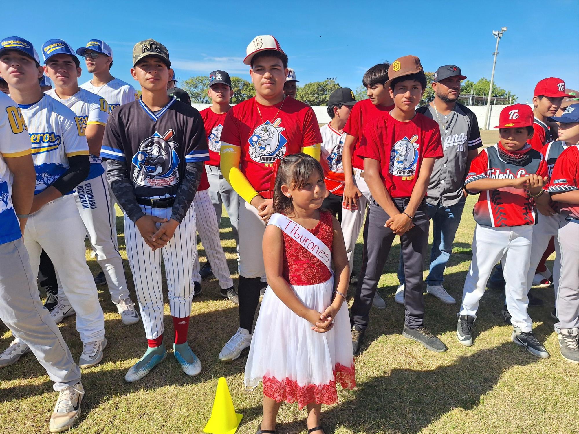 $!Adrián Ulises Hernández lanza la primera bola en inauguración de Ligas de Beisbol de Escuinapa