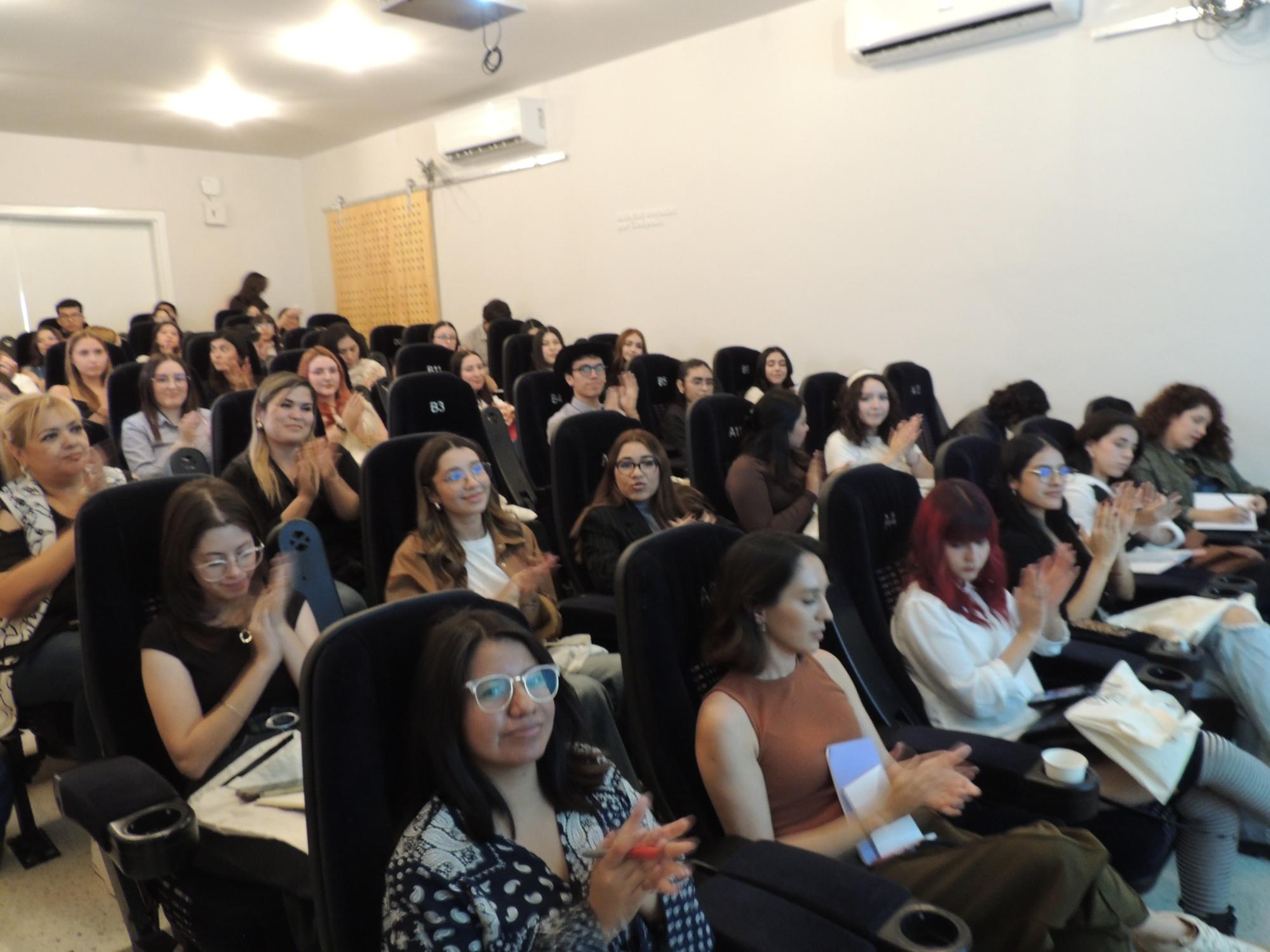 $!El público escuchó atento a las expositoras.