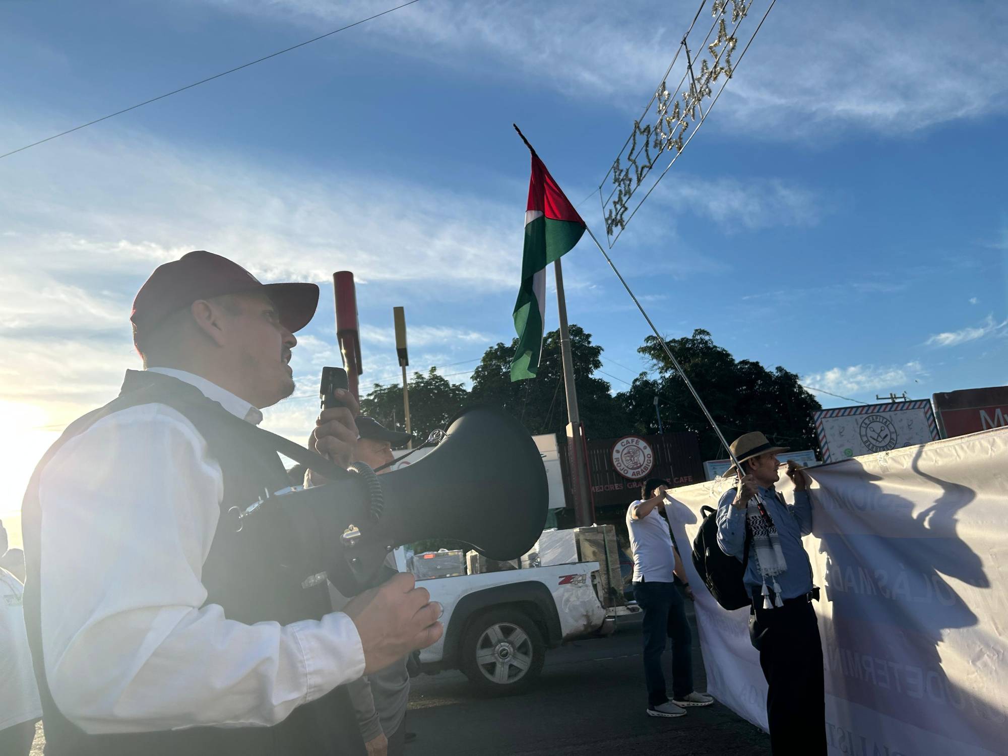 $!Militantes de Morena y organizaciones marchan en Culiacán en defensa de la soberanía nacional