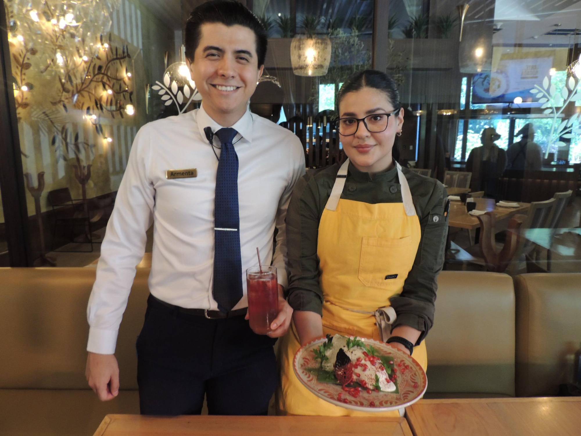 $!Liz Flores y Pablo Armenta, de Humaya Restaurante brindarán un chile en nogada relleno de papada de cerdo, con carne molida de Rib Eye, con plátano, durazno, almendras y mucho más.