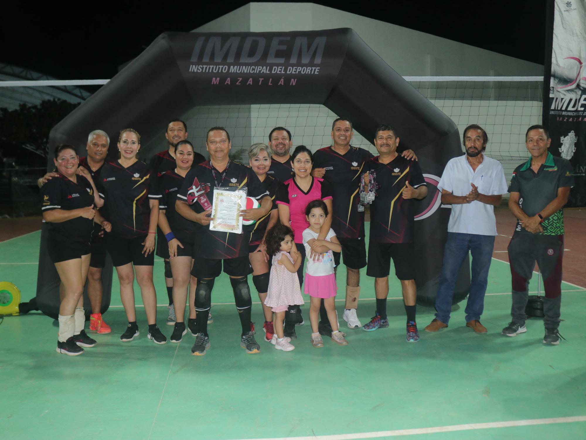 $!Se corona Palacio de Justicia pentacampeón de la Liga de Voleibol Mixto Burócrata