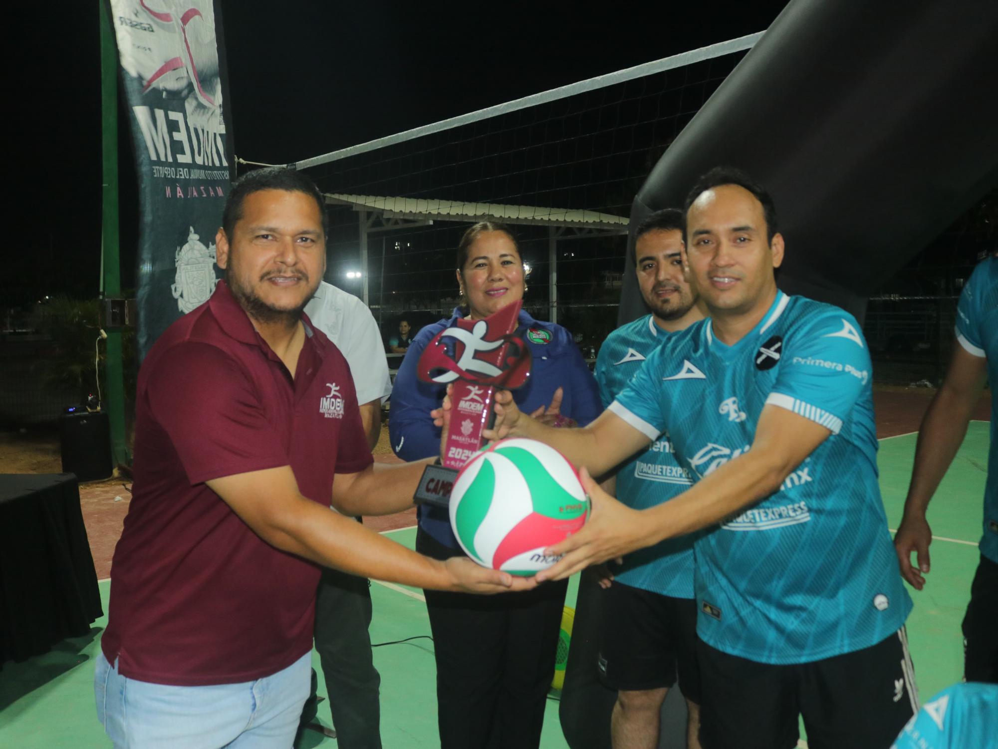 $!Se corona Palacio de Justicia pentacampeón de la Liga de Voleibol Mixto Burócrata