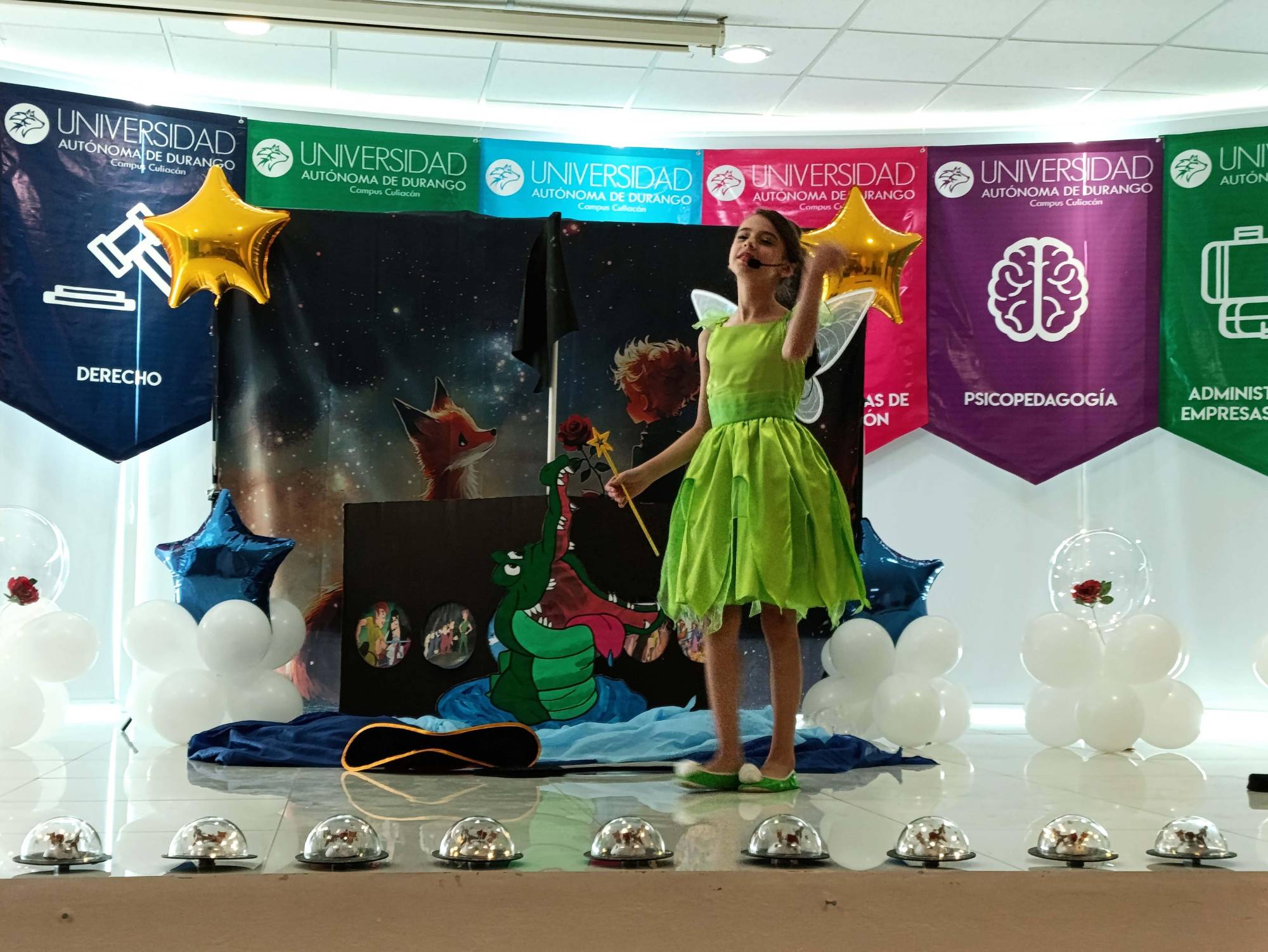 $!Vestidos como el personaje subieron al escenario.