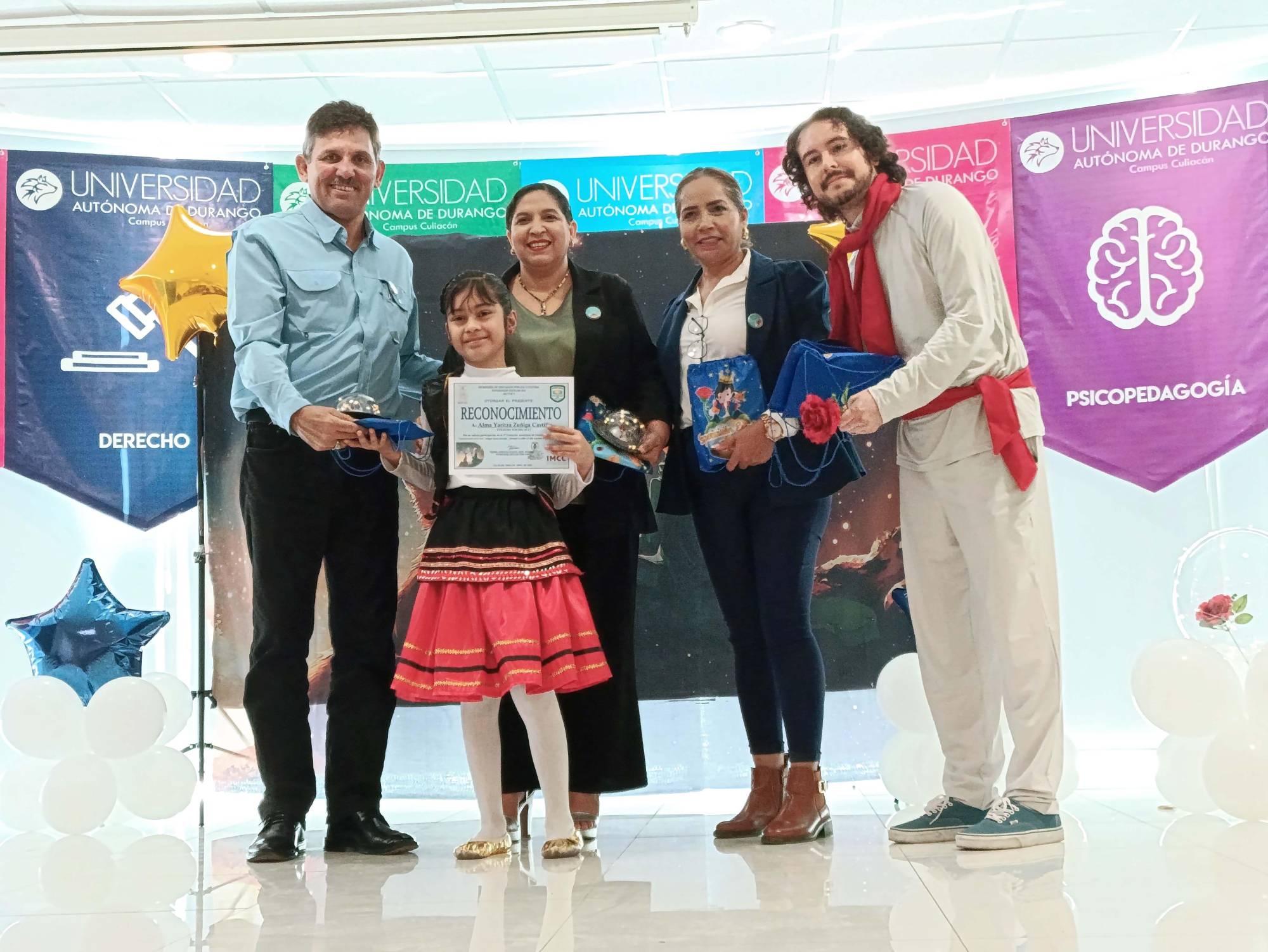 $!También se les entregó algunos obsequios premiando su esfuerzo.