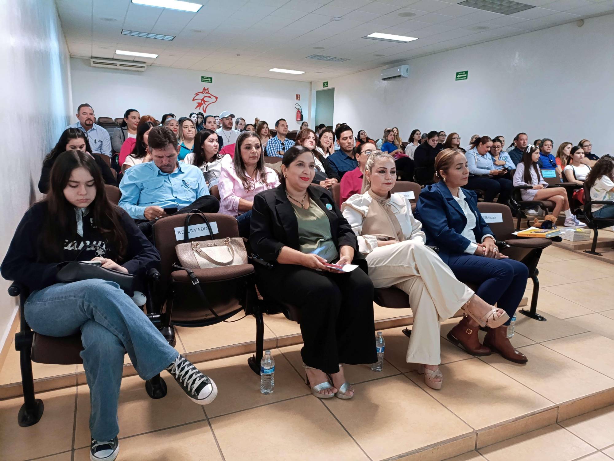 $!Nutrido público asistió al evento.