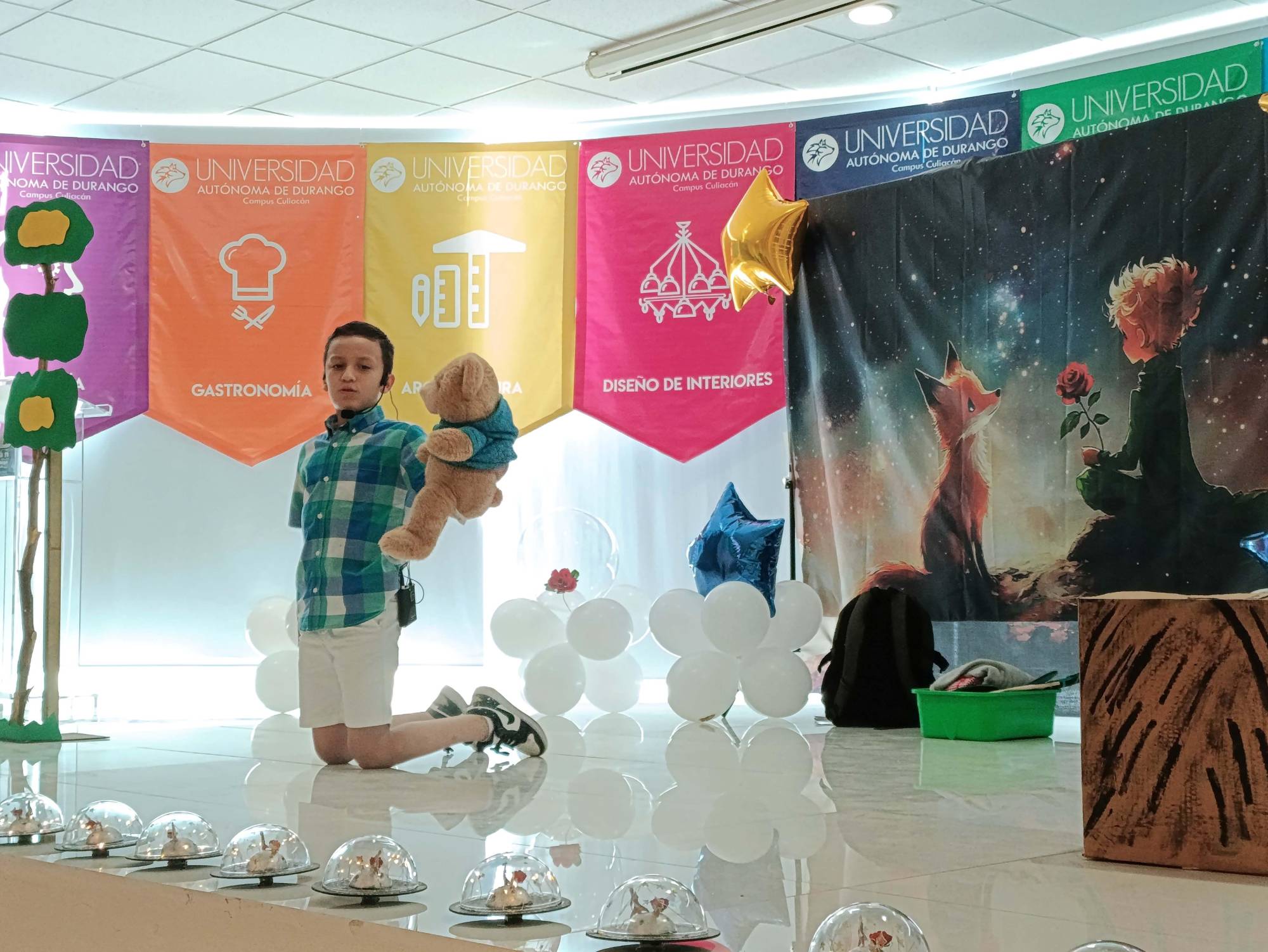 $!Los niños llevan a sus personajes.