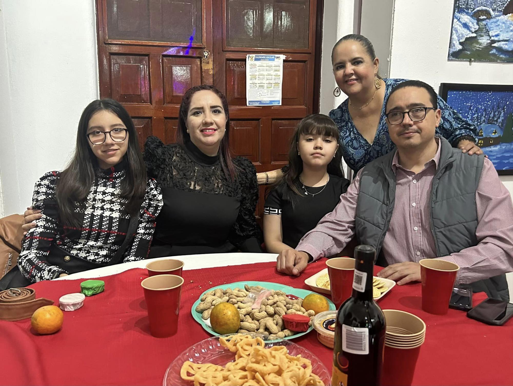 $!Lidia Oralia Sarabia con Mario Millán, su esposa e hijas.