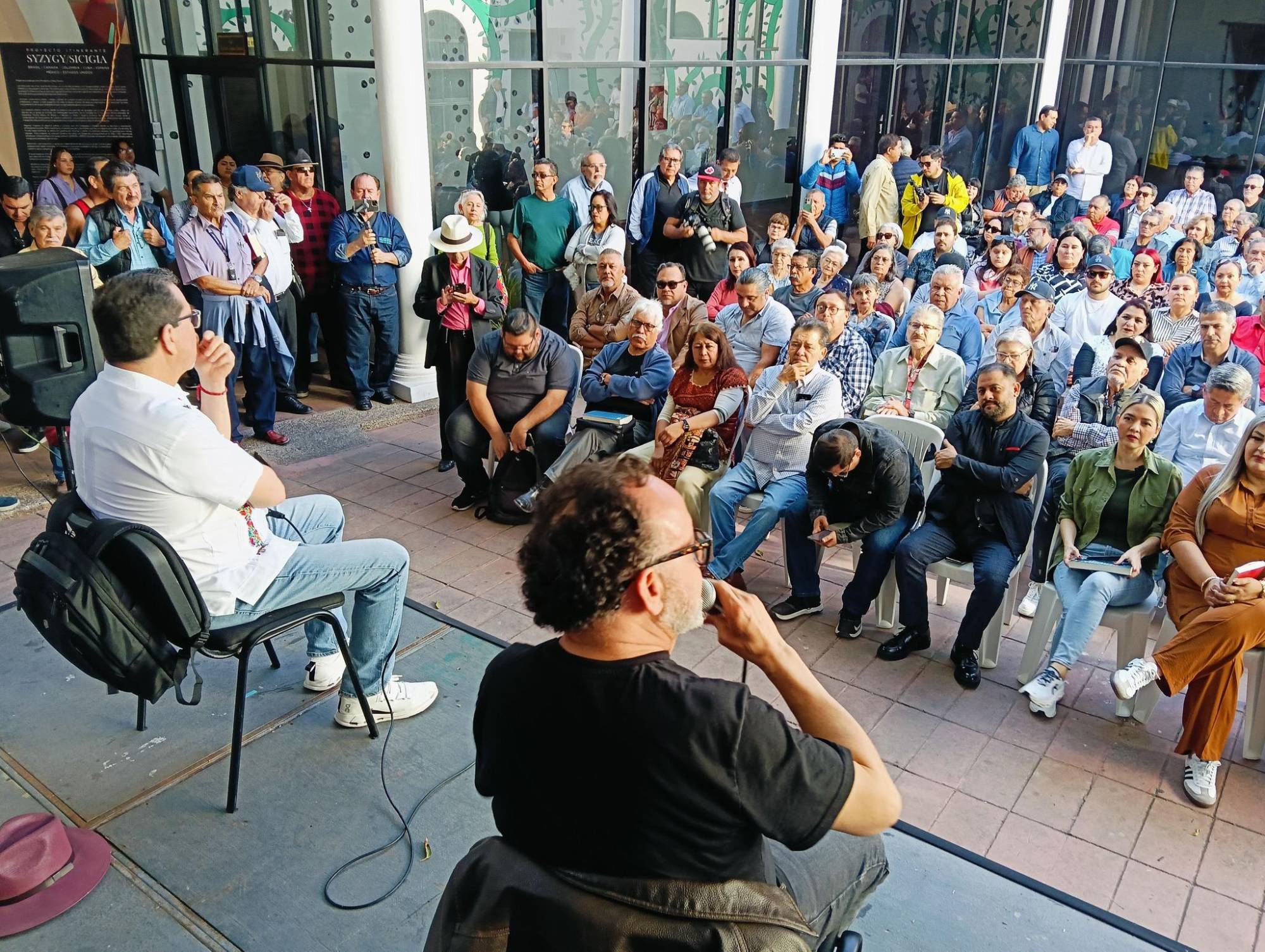 $!El público escuchó atento los comentarios de los periodistas.
