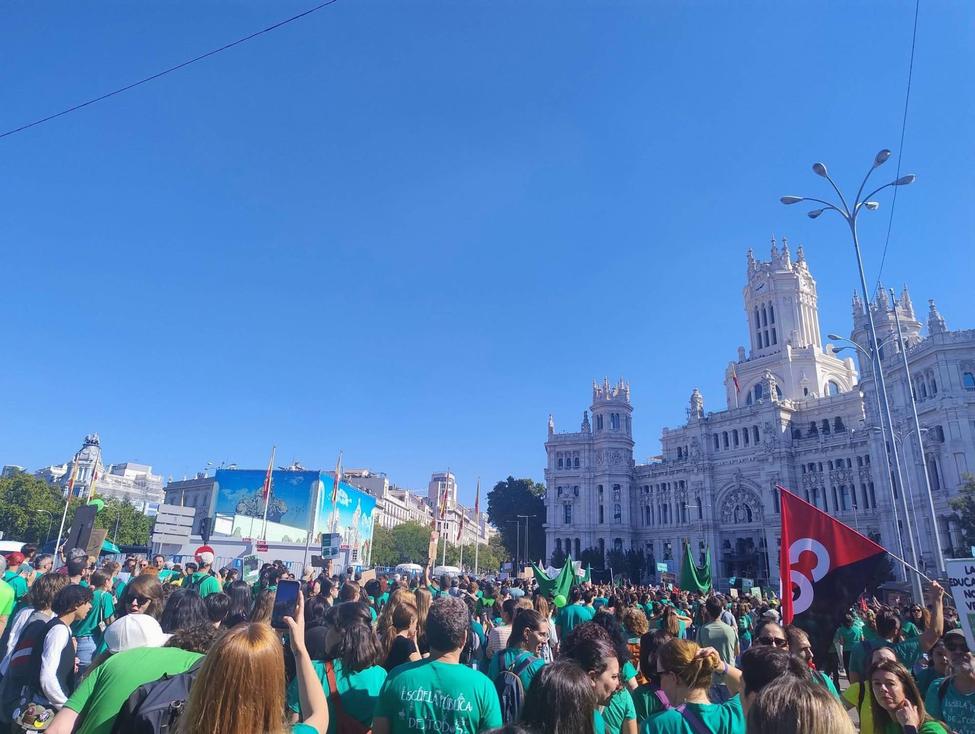 $!Policía española dispersa a golpes a maestros en huelga que bloquean la salida de la Presidenta de Madrid