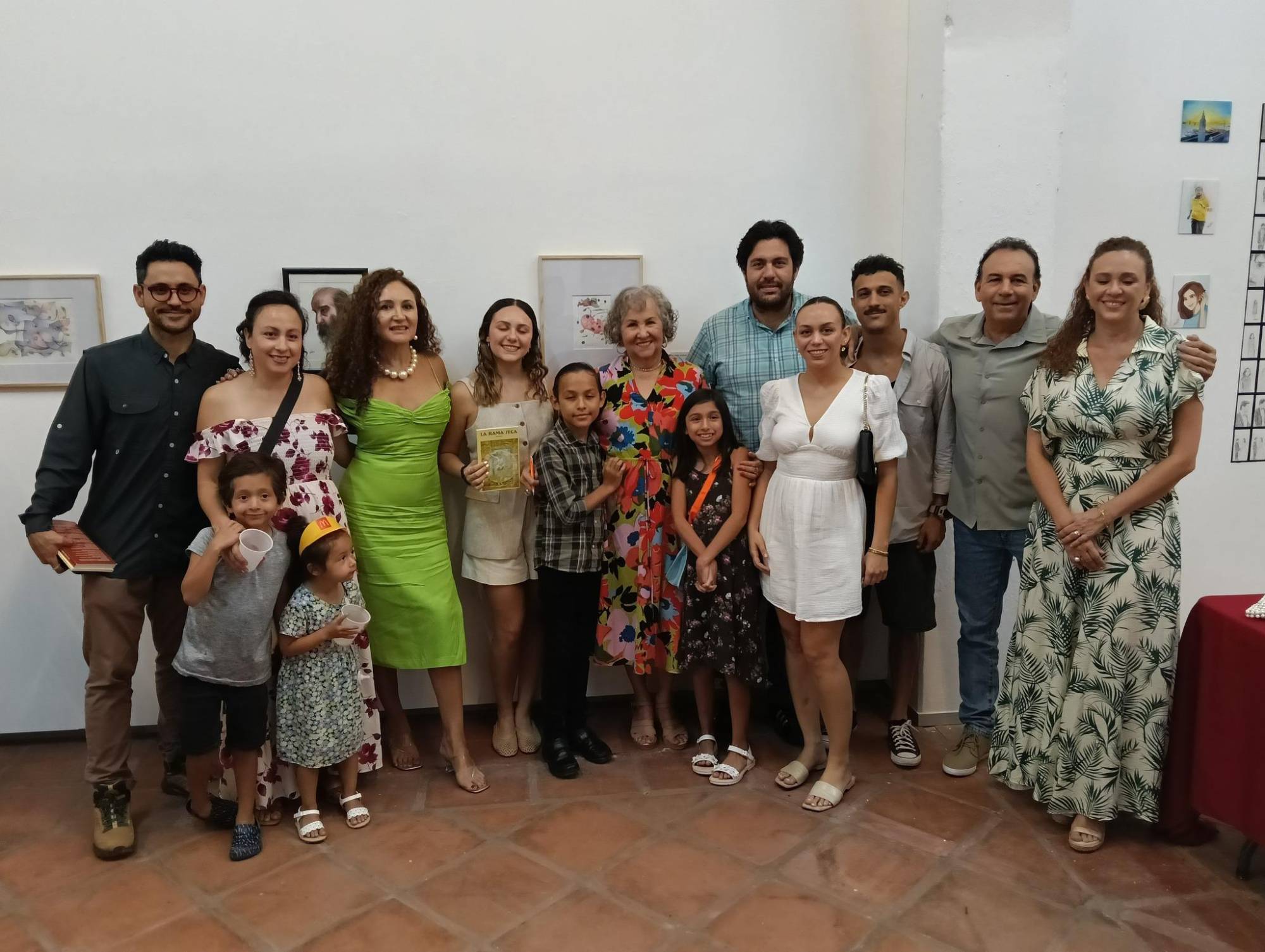 $!Familia y amigos acompañaron a la autora en la presentación.