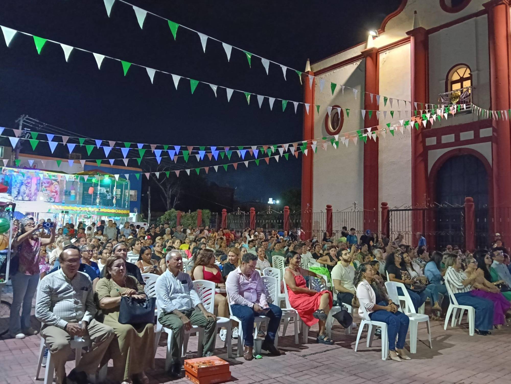 $!Decenas de personas se dieron cita a la plazuela para vivir el arranque simultáneo del festival.
