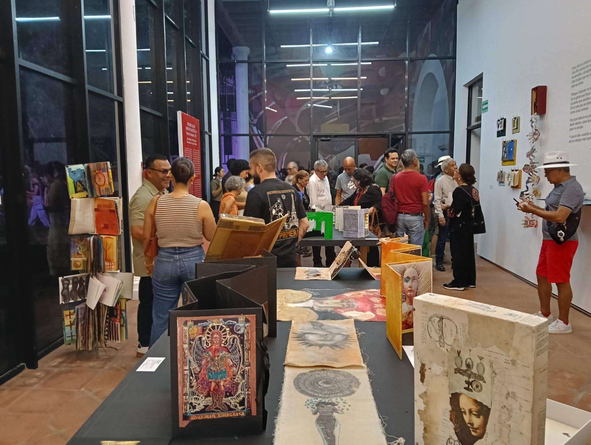 $!A través de diversas técnicas pictóricas, de impresión y materiales, transforman un libro en un objeto de arte.