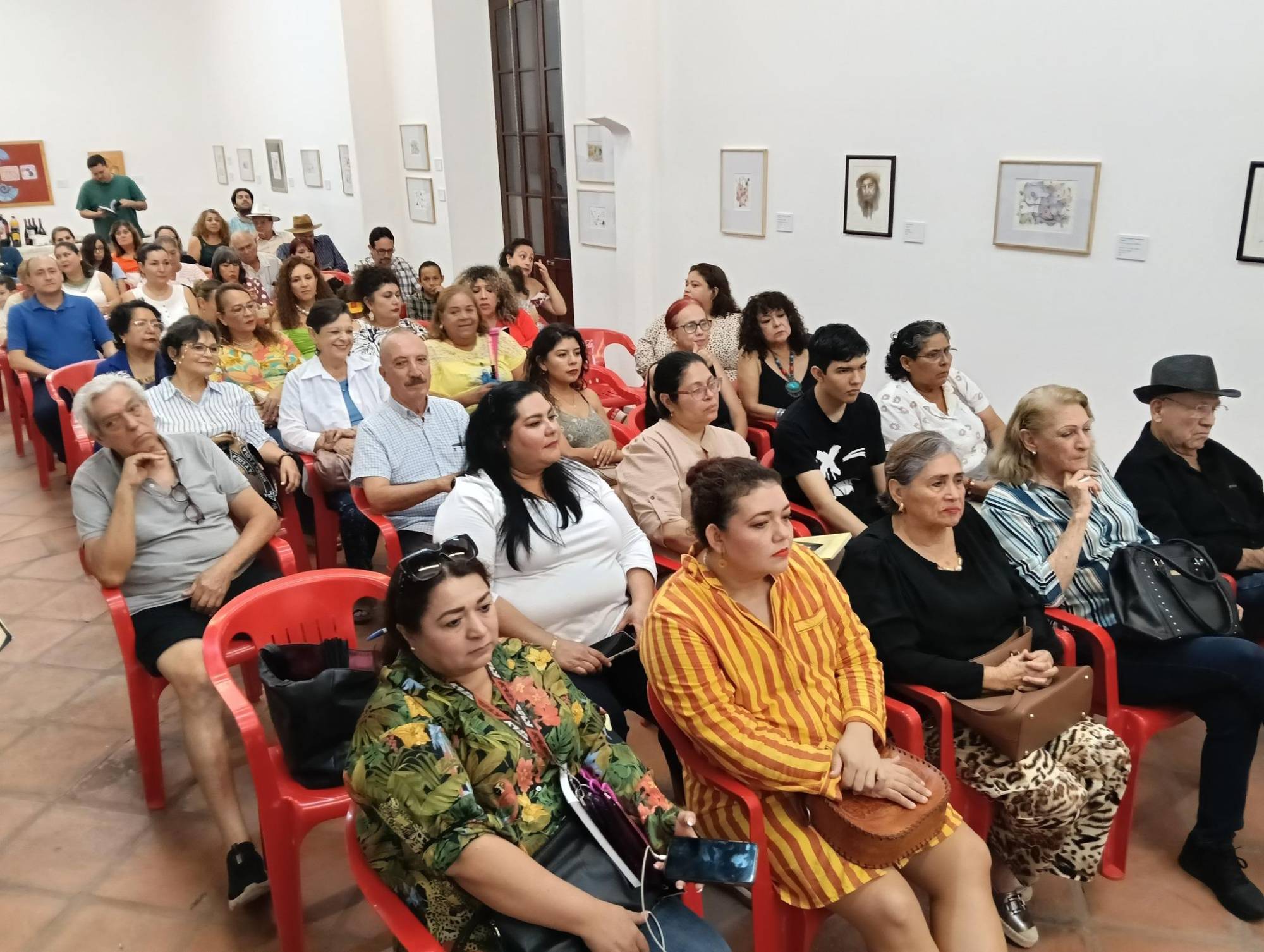 $!El público escuchó atento a los expositores.